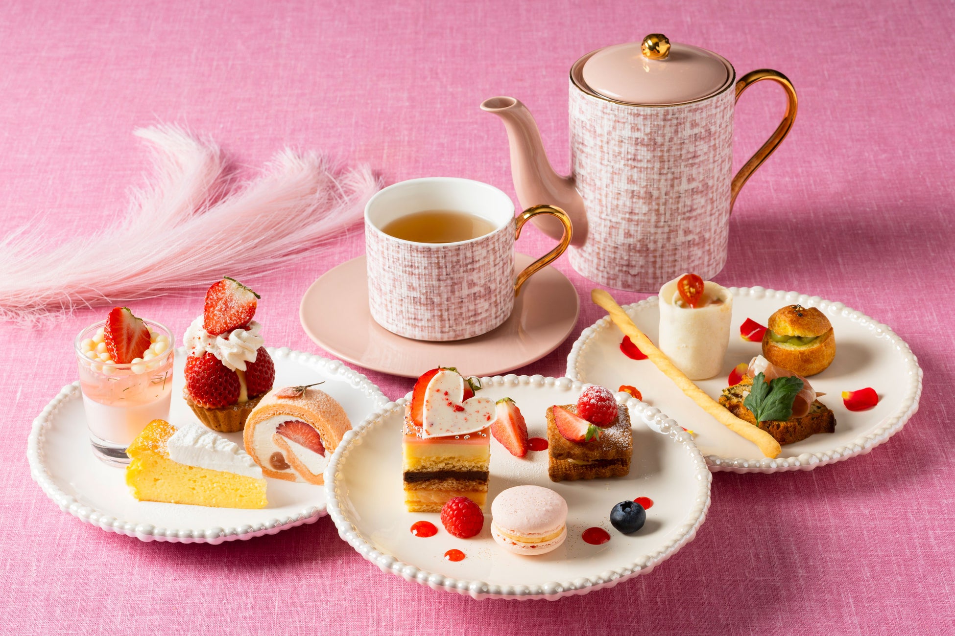 Francfrancのテーブルウェアで楽しむ 1日10名限定「苺と桜のアフタヌーンティーセット」
