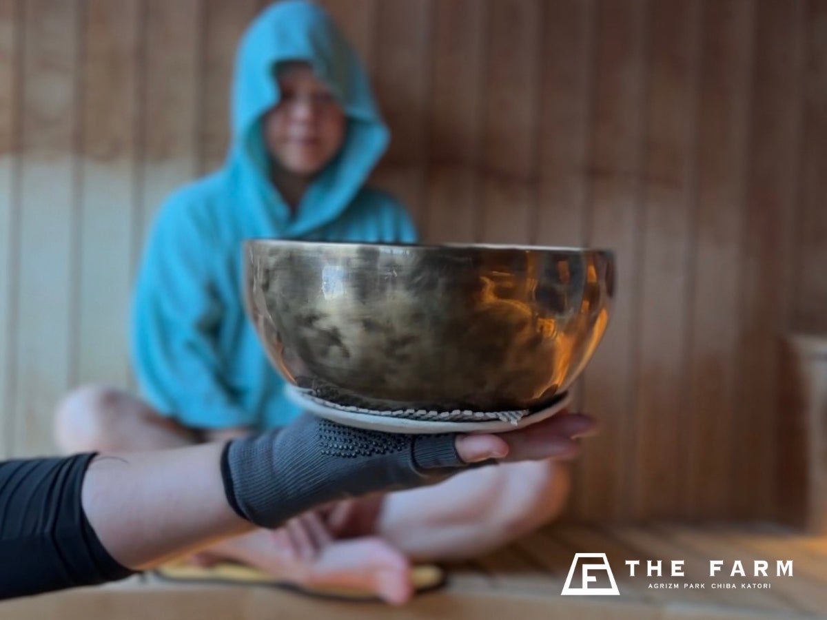 【2/24開催】1/fの澄んだ倍音とやわらかな振動が広がる“音浴サウナ”。おふろcafé かりんの湯でシンギングボウルの特別プログラム開催