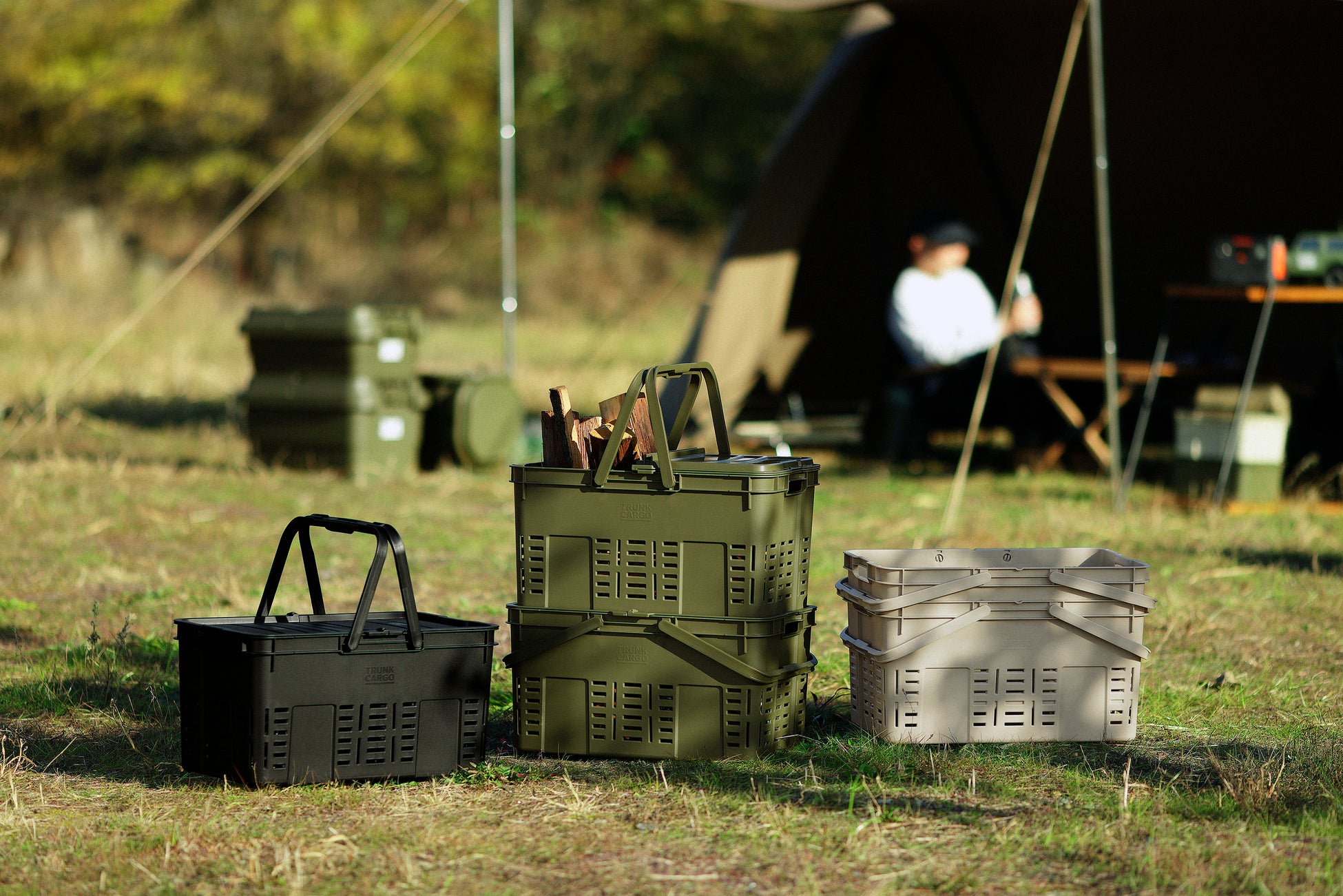 アウトドア収納として人気の「トランクカーゴ」から片手で持ち運べるバスケットタイプの収納容器「メッシュカーゴ36」が新登場。