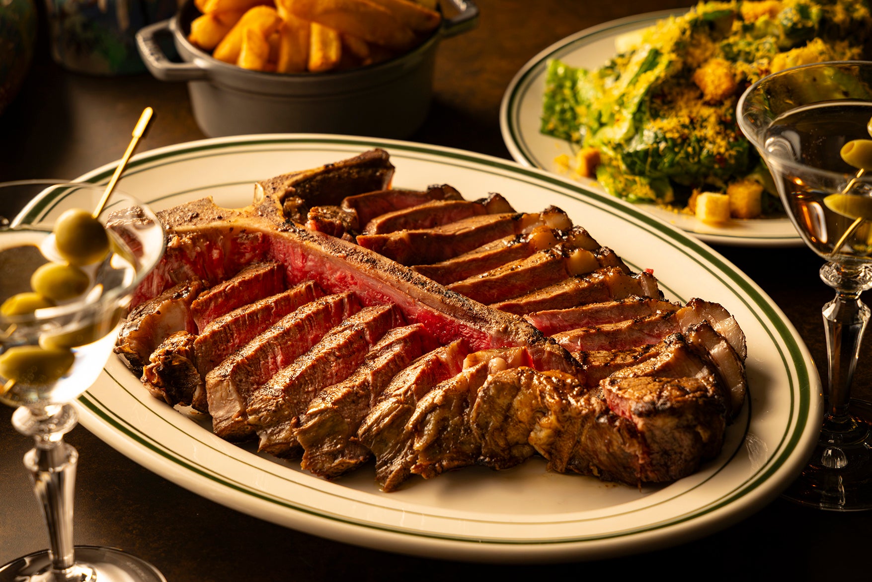 ホワイトアスパラガスを添えたローストビーフなど6種から選べるメインと約20種の春食材の前菜＆チェリーや抹茶をつかったスイーツも堪能　テラス席やシャンパンフリーフロー付プランも選べる春のセミビュッフェ