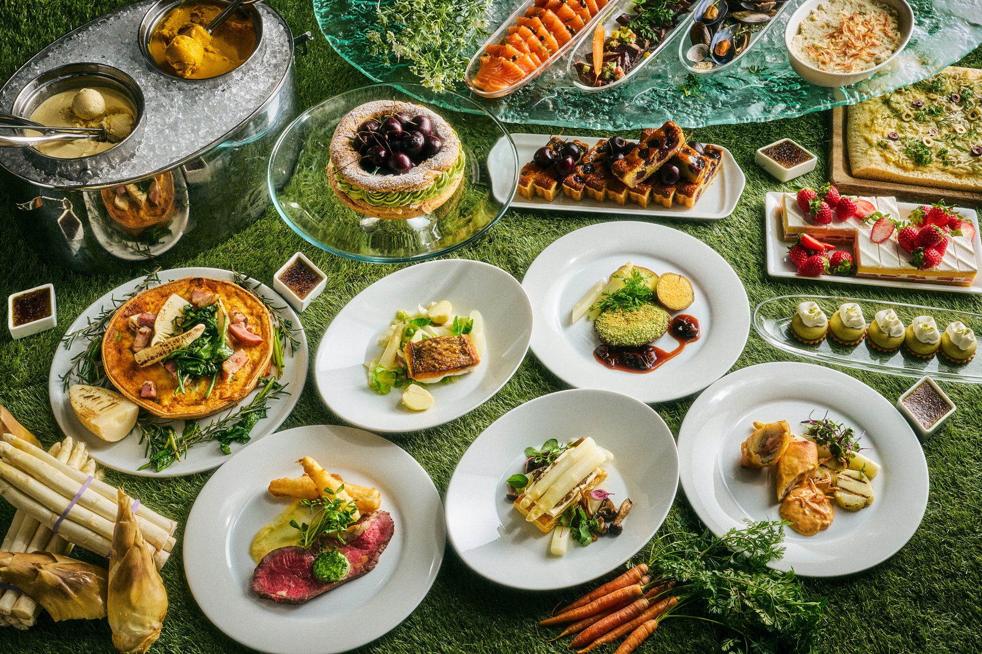 ホワイトアスパラガスを添えたローストビーフなど6種から選べるメインと約20種の春食材の前菜＆チェリーや抹茶をつかったスイーツも堪能　テラス席やシャンパンフリーフロー付プランも選べる春のセミビュッフェ