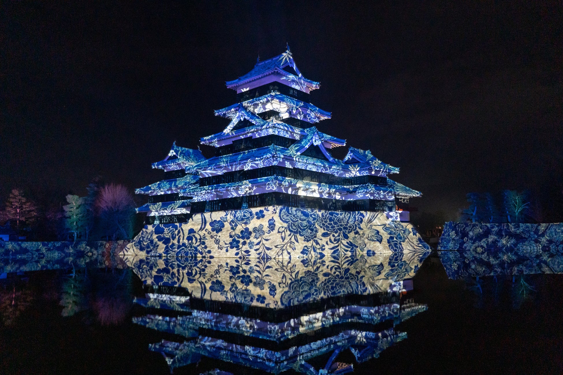 一旗プロデュース「国宝 松本城天守 プロジェクションマッピング 2025-2026」の第1期の公式記録映像を公開。「時を超える城 〜光の物語〜」をテーマに松本市立博物館所蔵の錦絵などを投影。