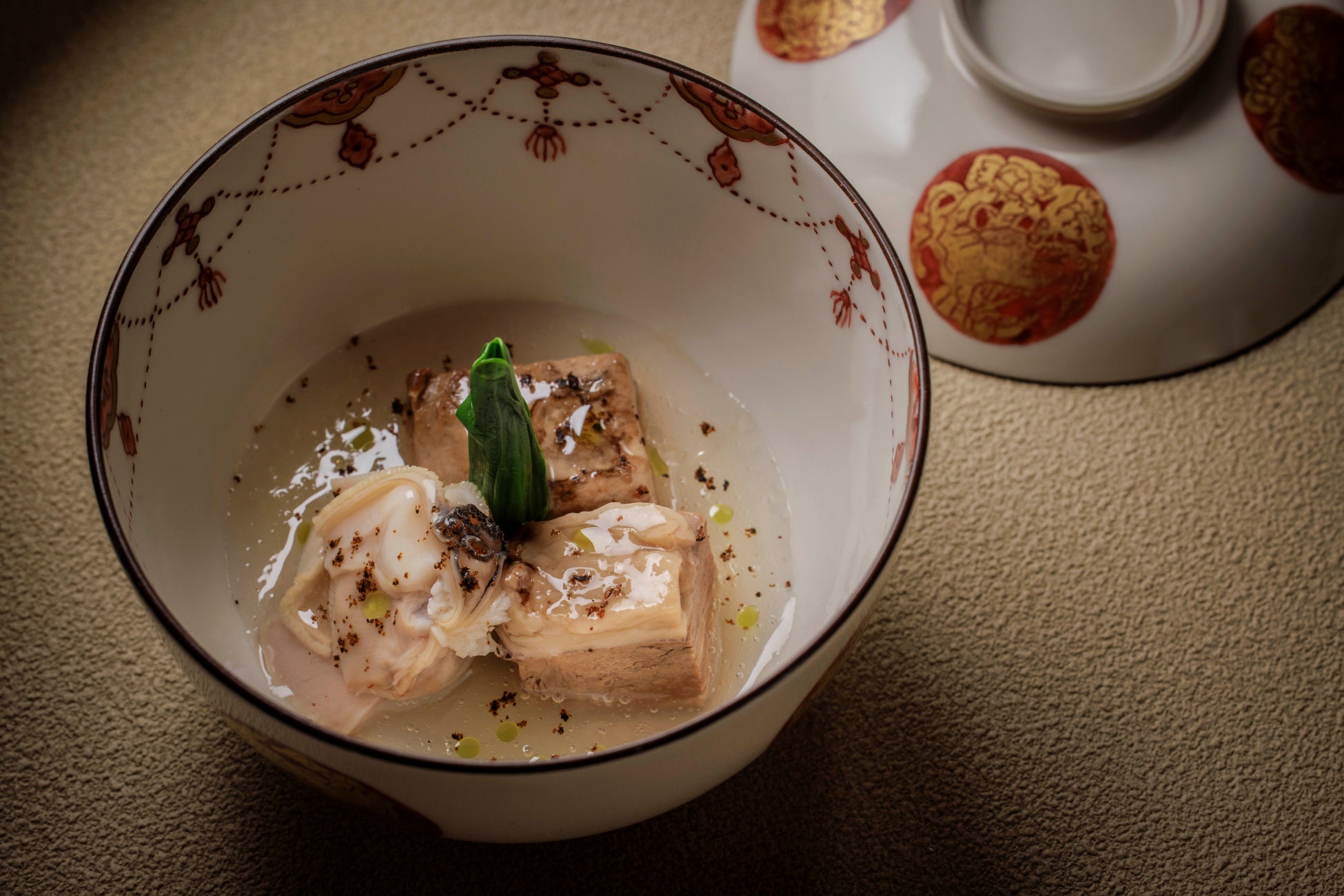 【星のや京都】蓬とエスカルゴ、真珠貝とピータン。独創的な発想で仕立てる日本料理「真味自在」春メニュー提供開始