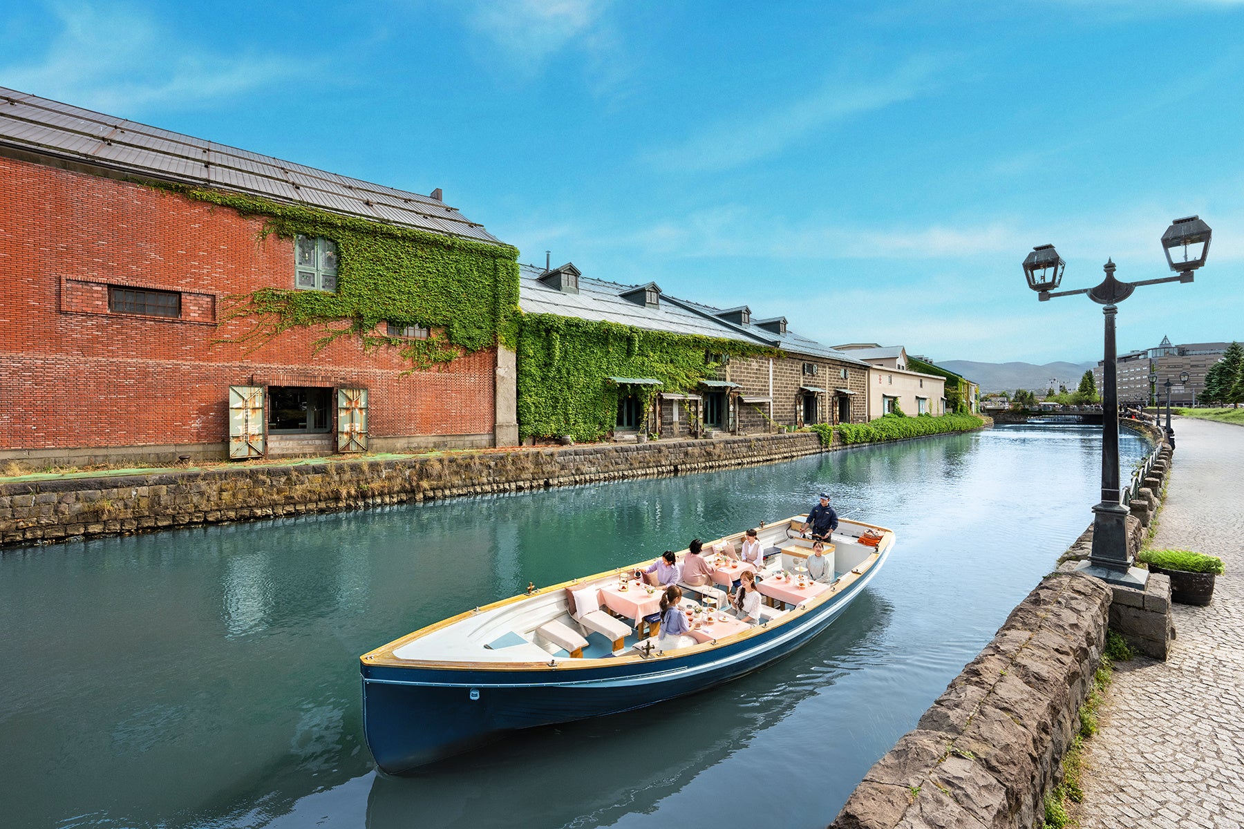 【OMO5小樽】芽吹きの春、お花見気分で船上ティータイムを楽しむ「小樽運河アフタヌーンティークルージング」開催