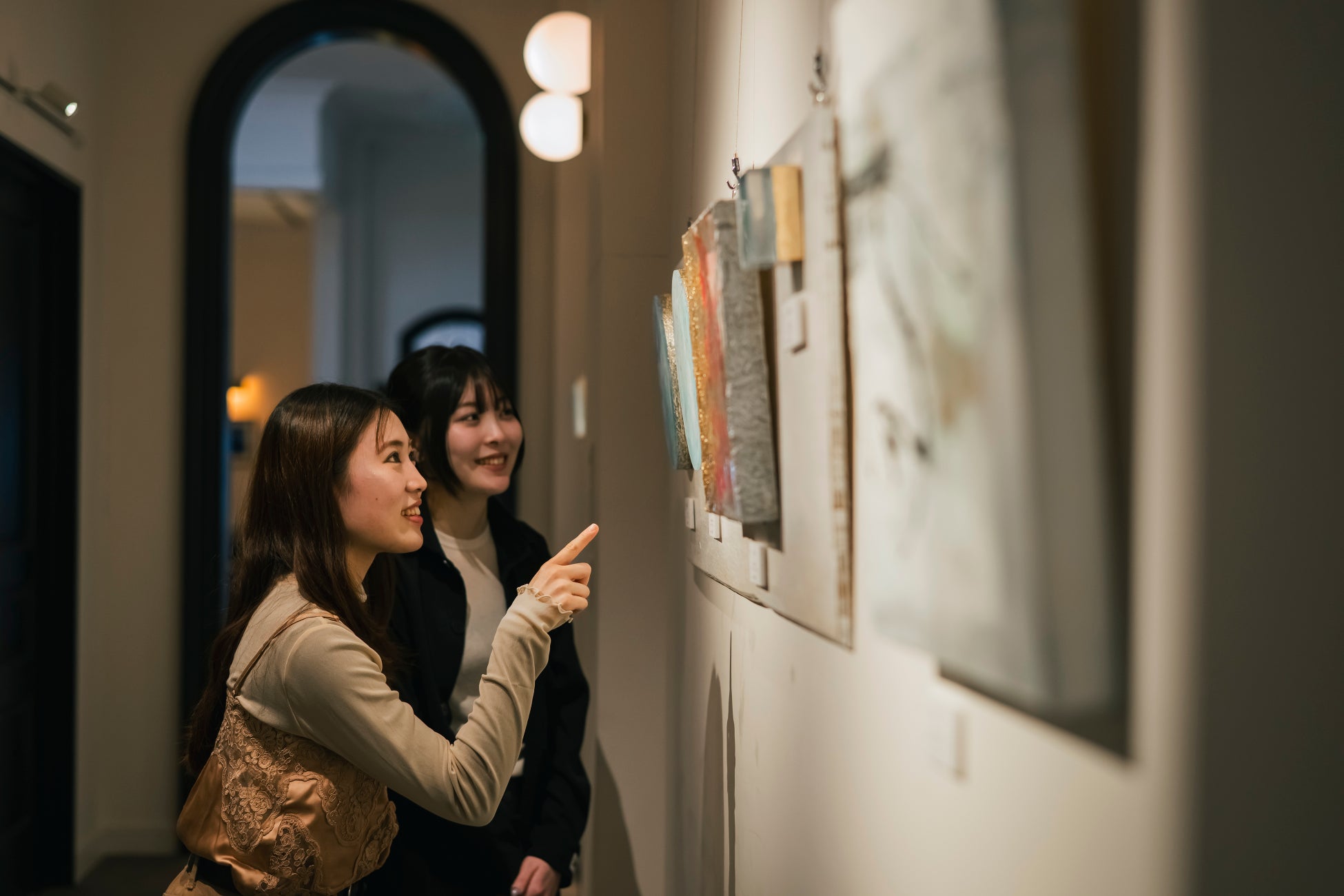 アールデコ様式の幻想的な空間で、小樽を色鮮やかな抽象画で楽しむ。宿泊者以外も入場無料で楽しめるホテル内ギャラリー「UNWIND GALLERY」にて、現代抽象画家SOU氏の展示「UNGA」を開催