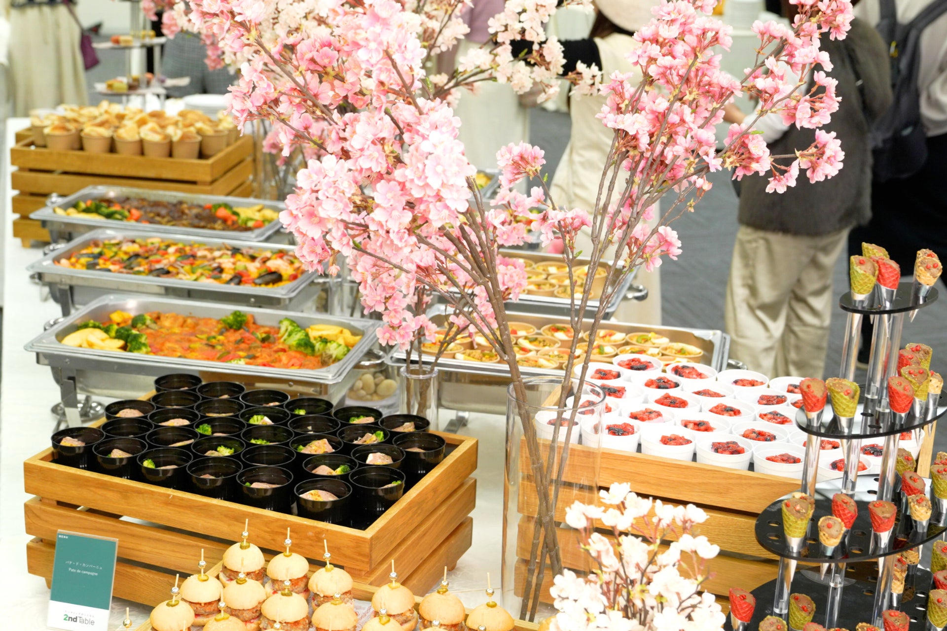 「室内お花見」の法人利用が前年比4倍に急増。オフィスに桜が届く福利厚生の新定番