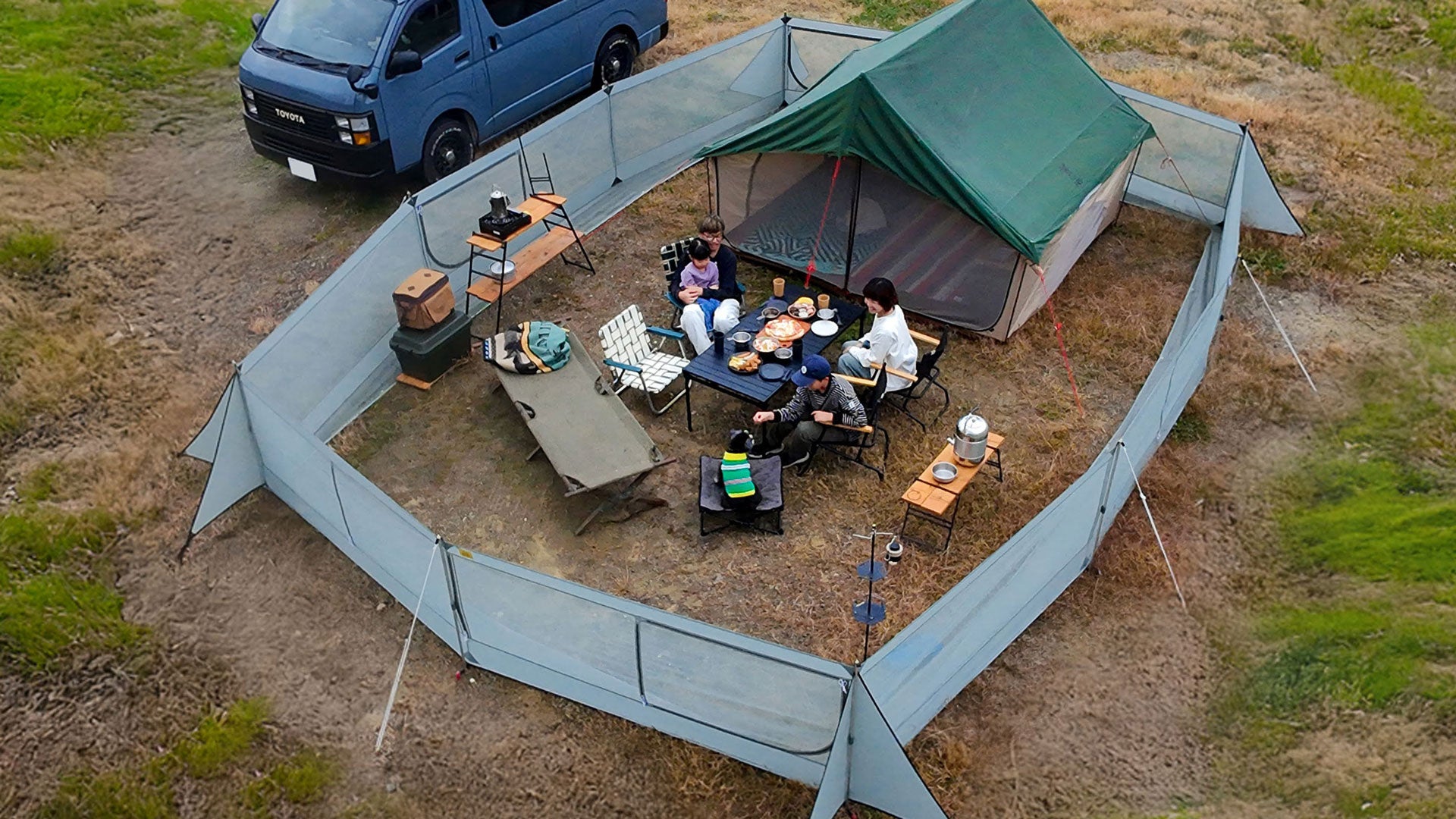 キャンプでも愛犬に家の中のような自由を！　ノーリードサイトを自分でつくりだすフェンス型テント公開。