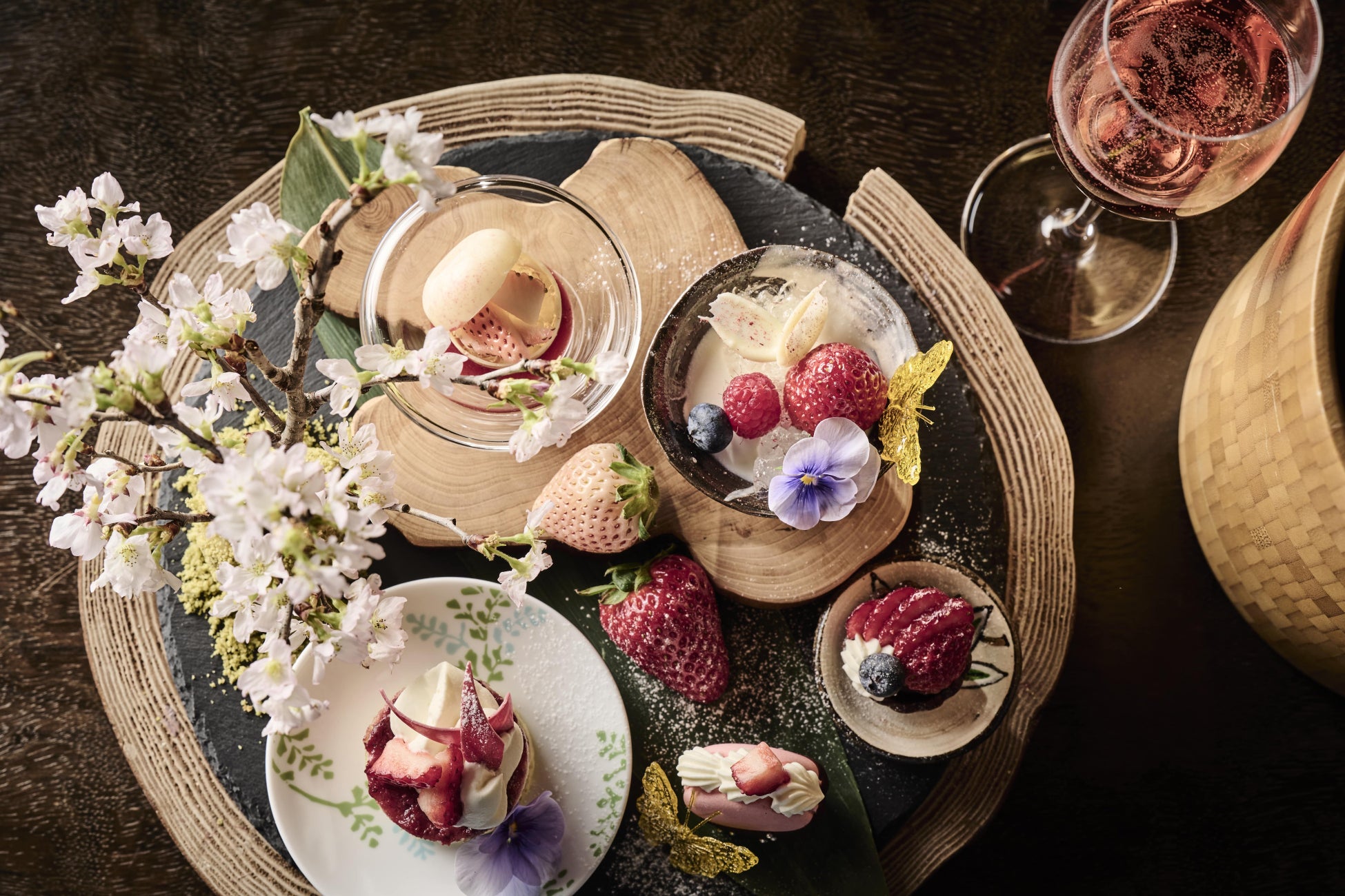 いちごのアフタヌーンティーを京町家の客室で