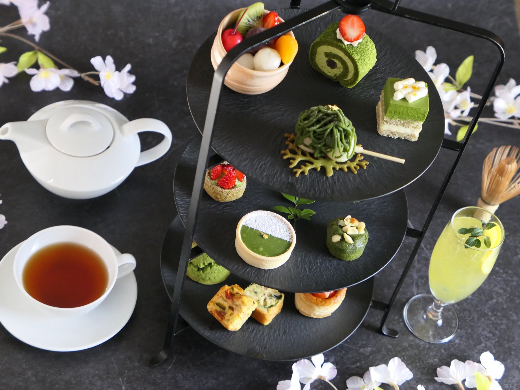 【熱海パールスターホテル】静岡抹茶の濃厚な旨味を堪能するアフタヌーンティーを4月1日より開始。鮮やかな緑と凛とした苦味が織りなす季節限定の味わい。