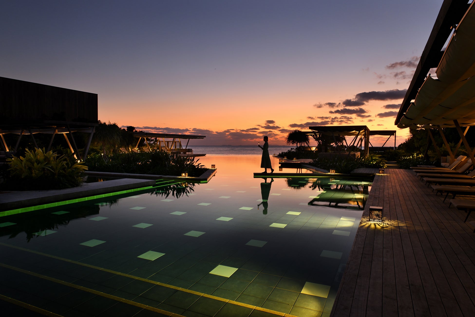 【星のや沖縄】夏の夜空に染まるインフィニティプールで、波音と三線の音色に涼む「宵涼みナイトプール」提供