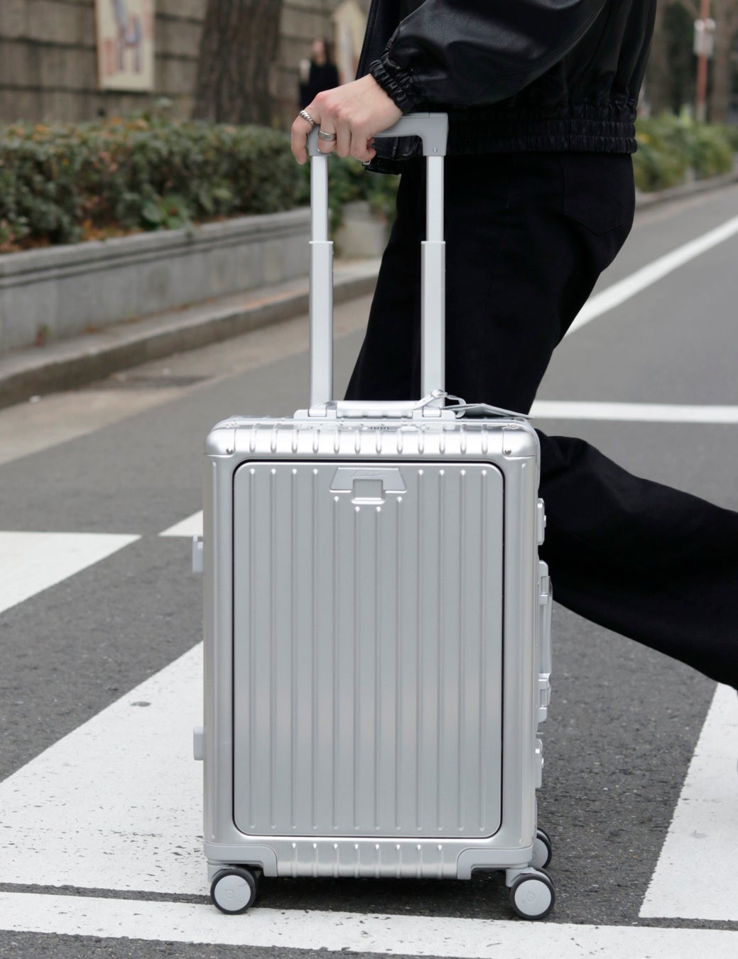 【ヒルナンデスで紹介】人気のスーツケースシリーズから「フルアルミ×多機能」のハイエンドモデルが新登場［永久保証］