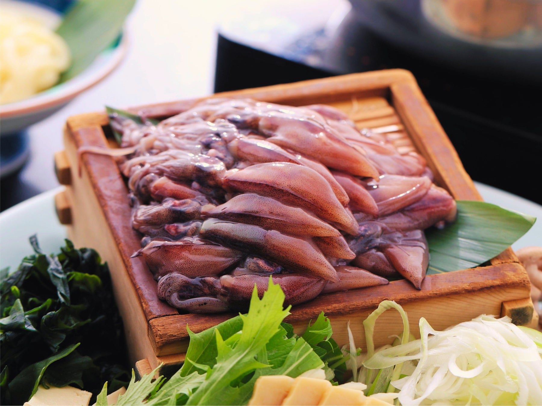 海は蛍、山は花――。　境港のホタルイカとカタクリが告げる春。　休暇村奥大山では、旬を迎えるホタルイカと桜鯛の会席を4月6日より提供開始