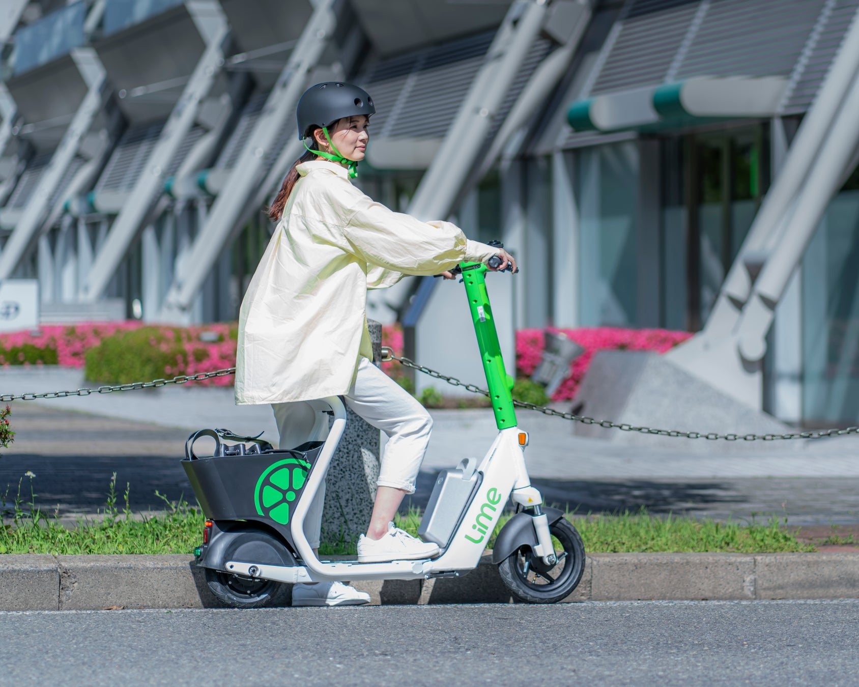Lime、提供車両を座って乗れる「Limeラクモ」に一本化　利用実態を踏まえ完全転換、首都圏で完了・沖縄も今春対応　〜椅子・かご付きの安定感が支持され、買い物や通勤など日常利用が拡大〜