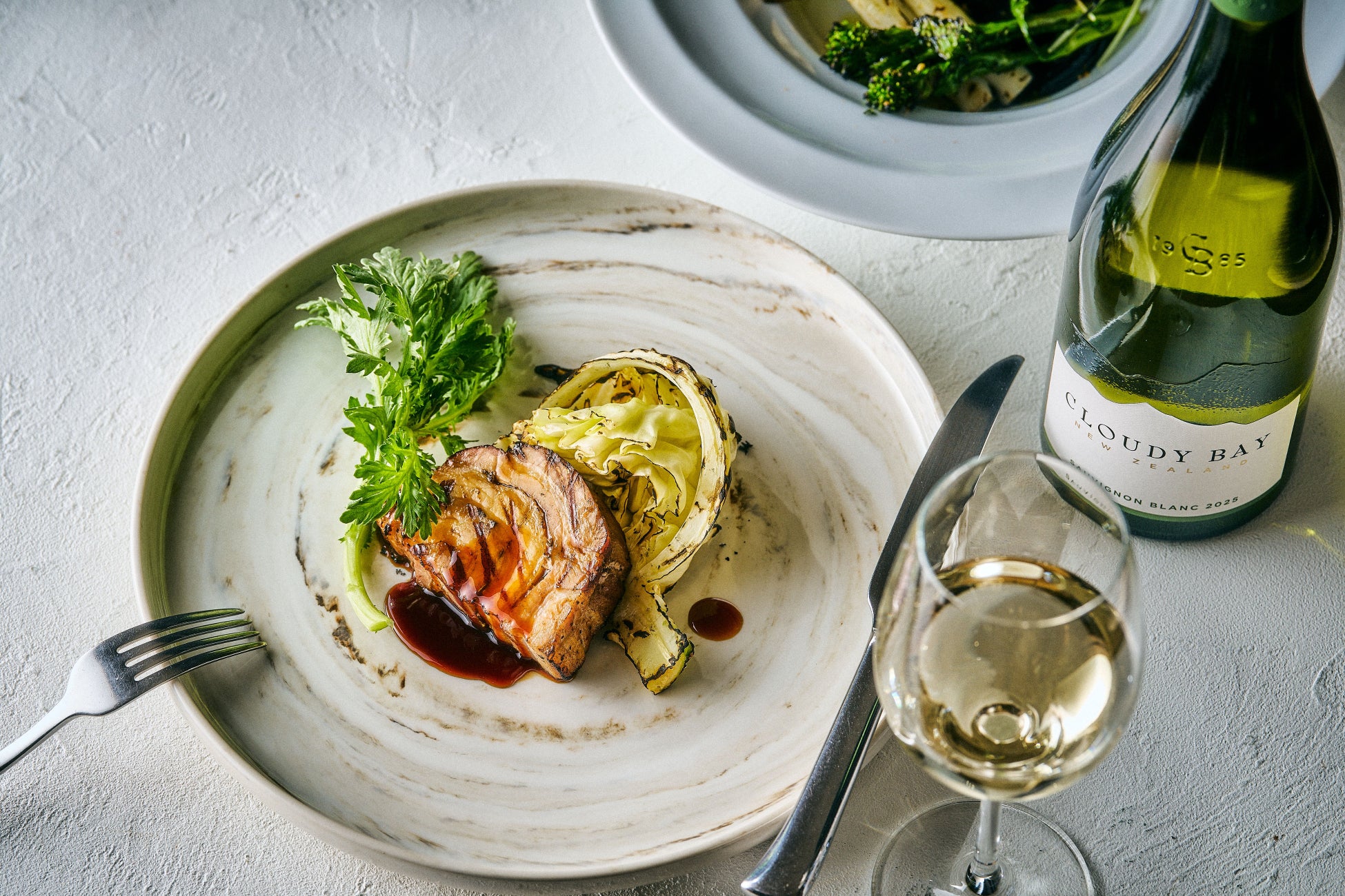 【箱根リトリートföre & villa 1/f】芽吹きの香りと薪火の情熱が織りなす、箱根の春。薪火料理「WOODSIDE dining」と料亭「俵石」にて春の美食コースを開始