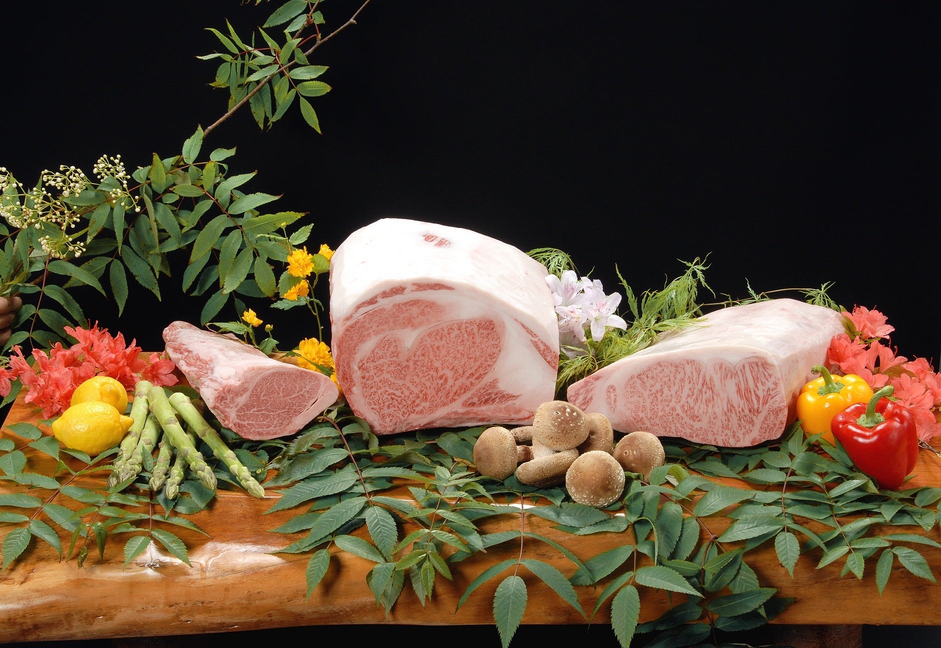 【ANAクラウンプラザホテル成田】北海道フェアとして、ホテル最上階の鉄板焼レストランで洞爺湖サミットにて称賛された北海道三大和牛“白老牛”を贅沢に味わえる特別コースを数量限定にて販売中。