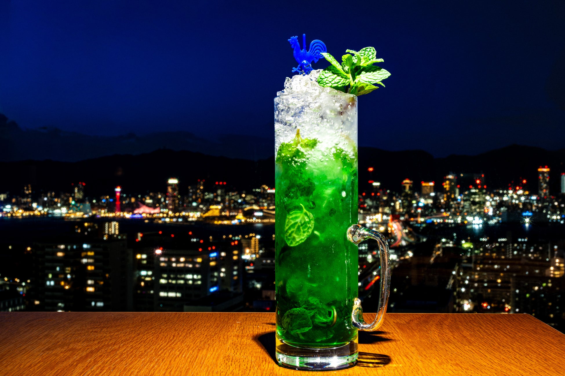 TOTTEI 開業1周年＆水辺のイルミネーション「KOBE BUBBLUMI 2026」開催記念　神戸ポートピアホテル オリジナルグリーンカクテルが期間限定で登場！