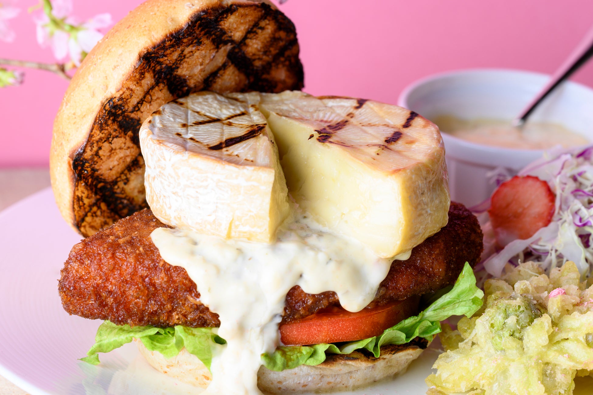 【コートヤード・バイ・マリオット 白馬】長野名物ソースカツ×丸ごとカマンベール、春薫る山の恵みとともに「安曇野わさび薫る 白馬豚カツ×カマンベールバーガー」を発売