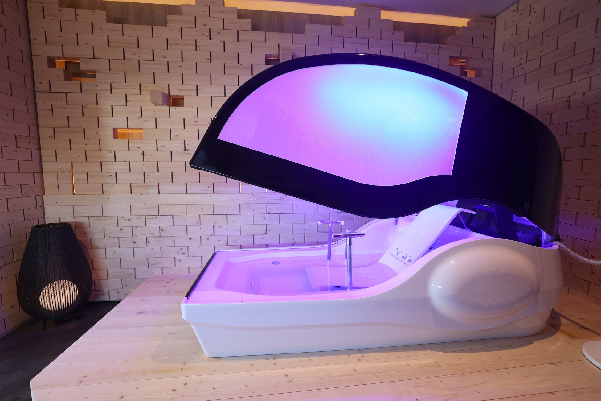 【北海道初上陸！】昨年の万博で話題の「ミライ人間洗濯機」、「エスコンフィールドHOKKAIDOホテル北広島駅前」サウナ施設に導入