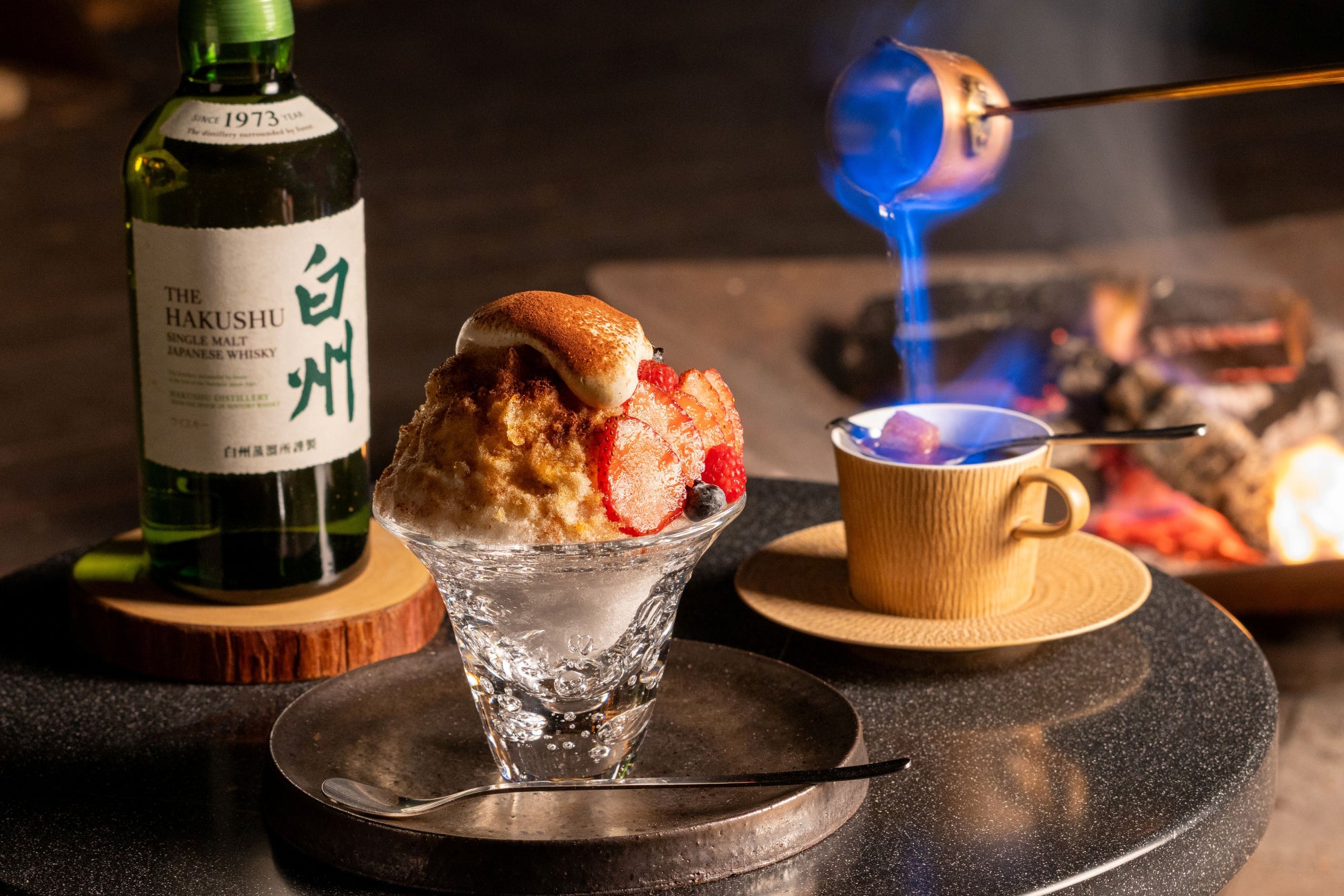 【星のや富士】焚き火でフランベして仕上げる、ウイスキー香る「夏夜の森　グランピング焼き氷」を提供