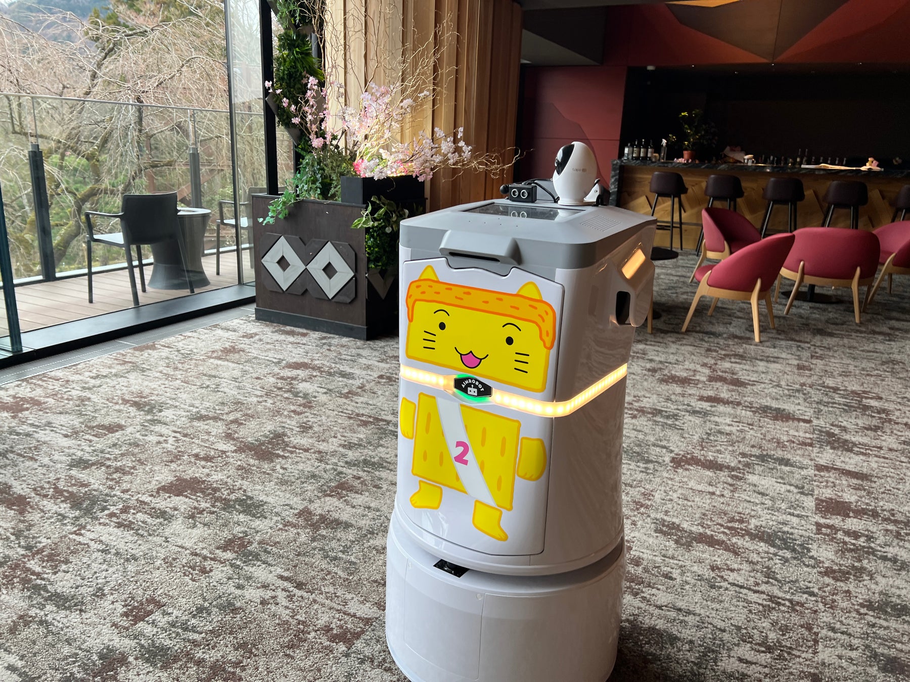 【箱根ホテル小涌園】動くボザッピィがお部屋までお届け！ロボットによる客室デリバリーサービスを開始