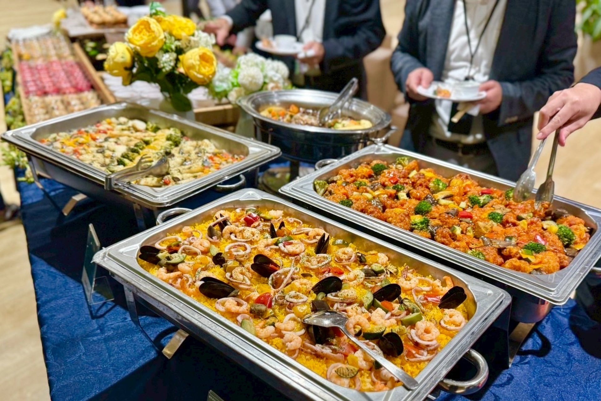 入社式の“そのまま懇親会”が企業で広がる。 新入社員の交流を支える『オフィスケータリング』という新しい活用法