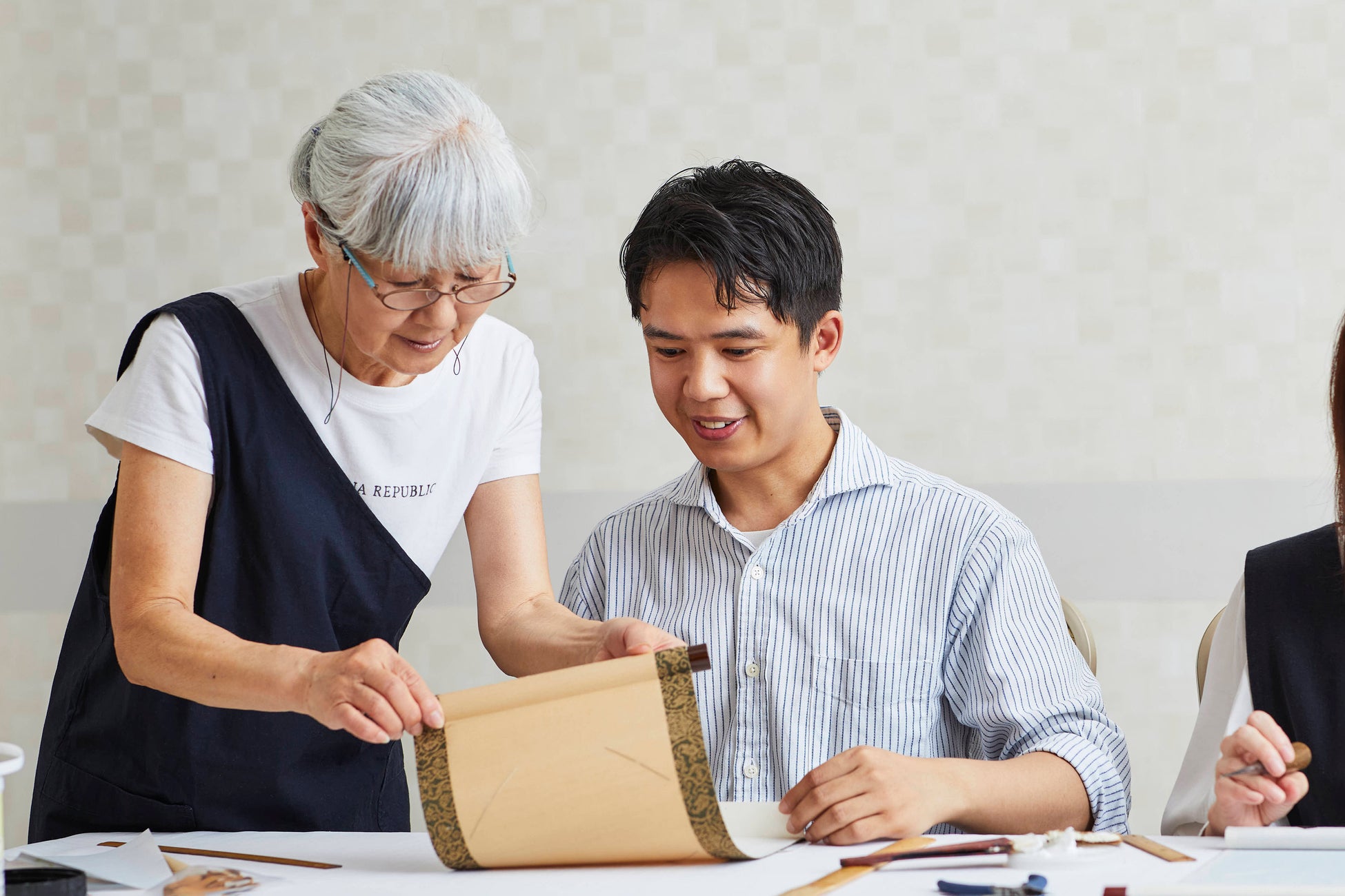 紙切りや風鈴の絵付けなど日本の文化に触れる体験ワークショップ。2026年5月～8月の開催内容を決定