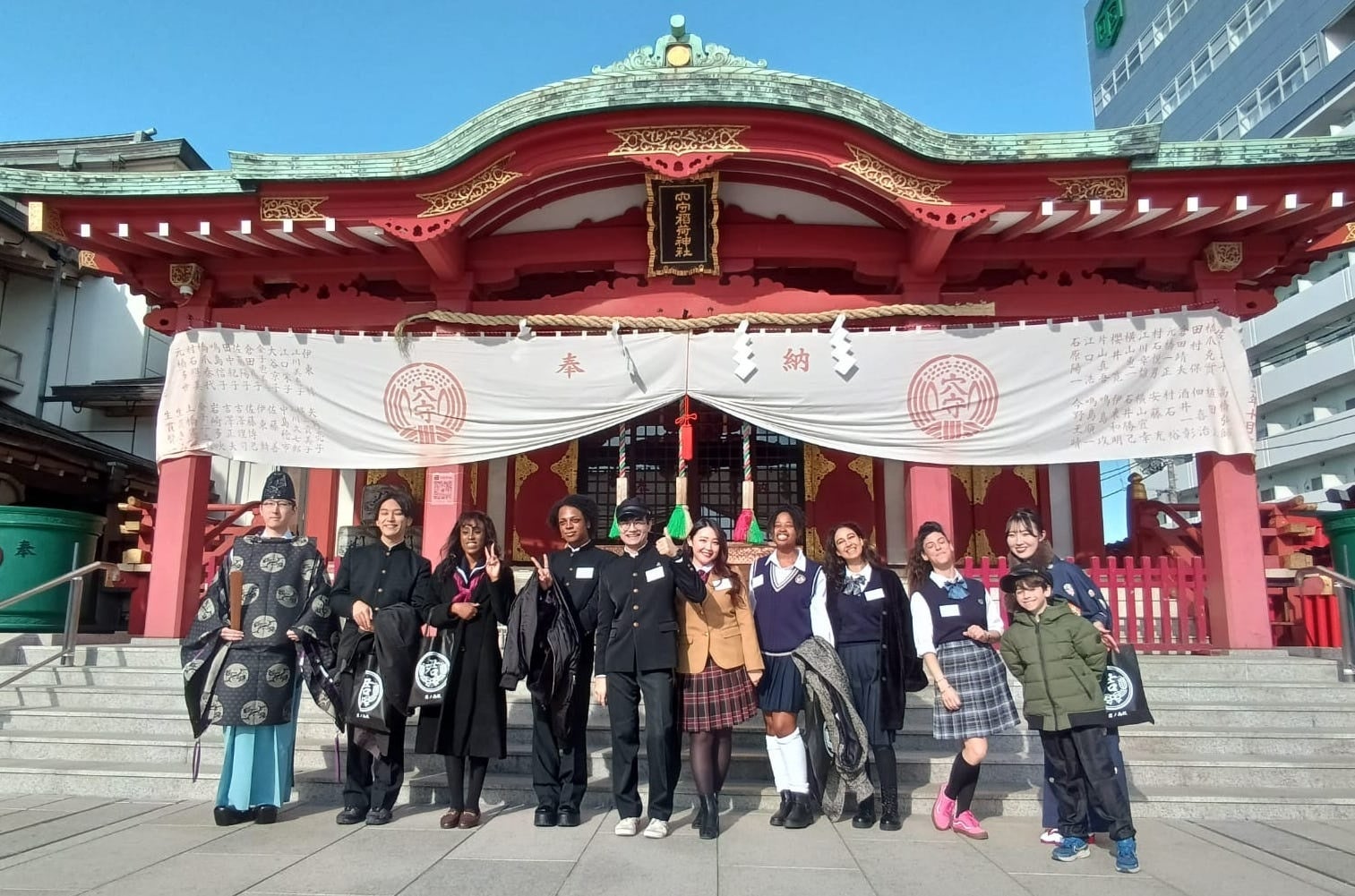 羽田発・インバウンド向け日本の学校体験プログラム始動。制服姿の外国人が神社でご祈祷！