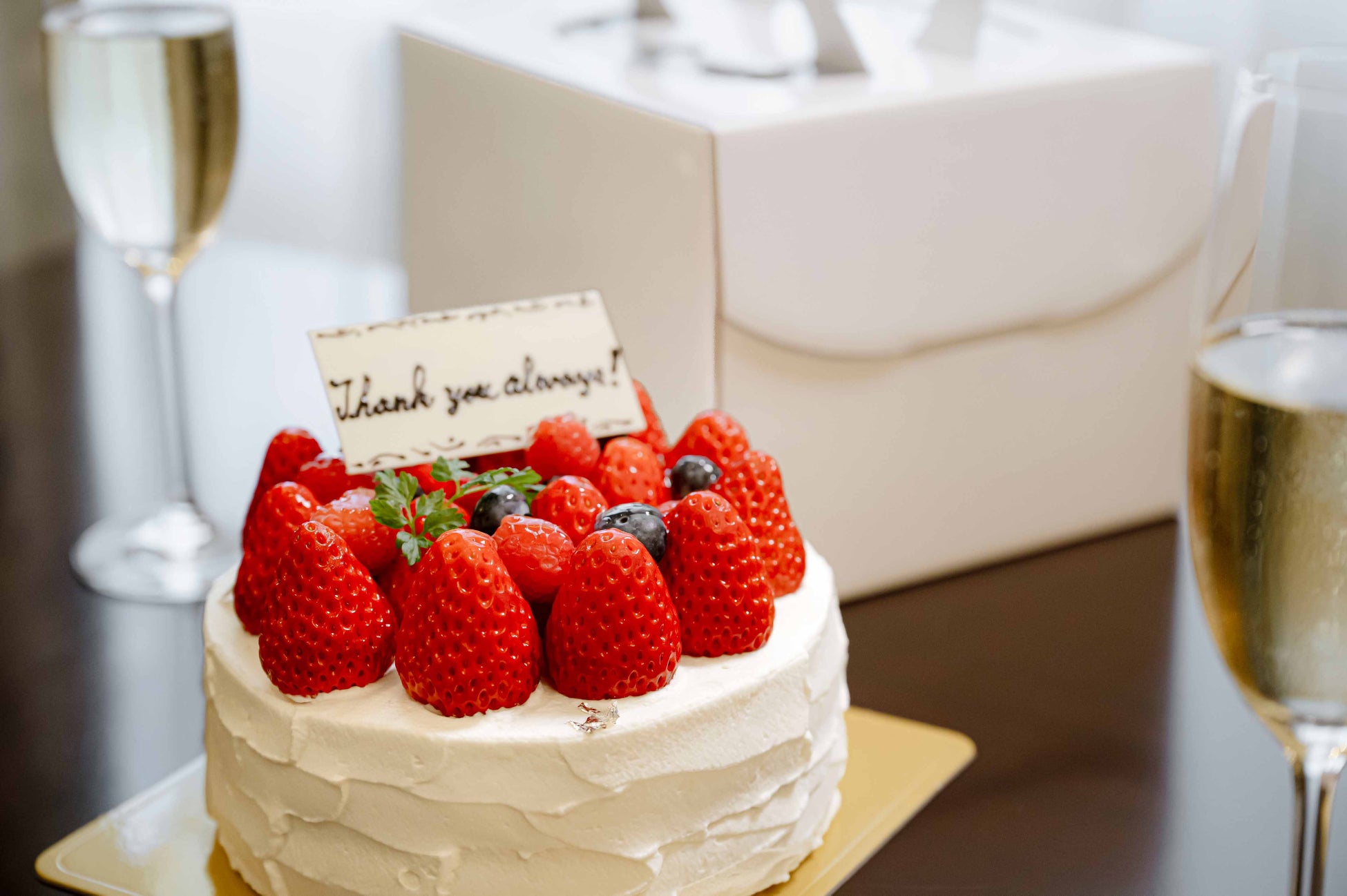 【東京ステーションホテル】ご自宅でもホテルの美味しさを堪能！お祝いや記念日にロビーラウンジ テイクアウト・ホールケーキのご案内