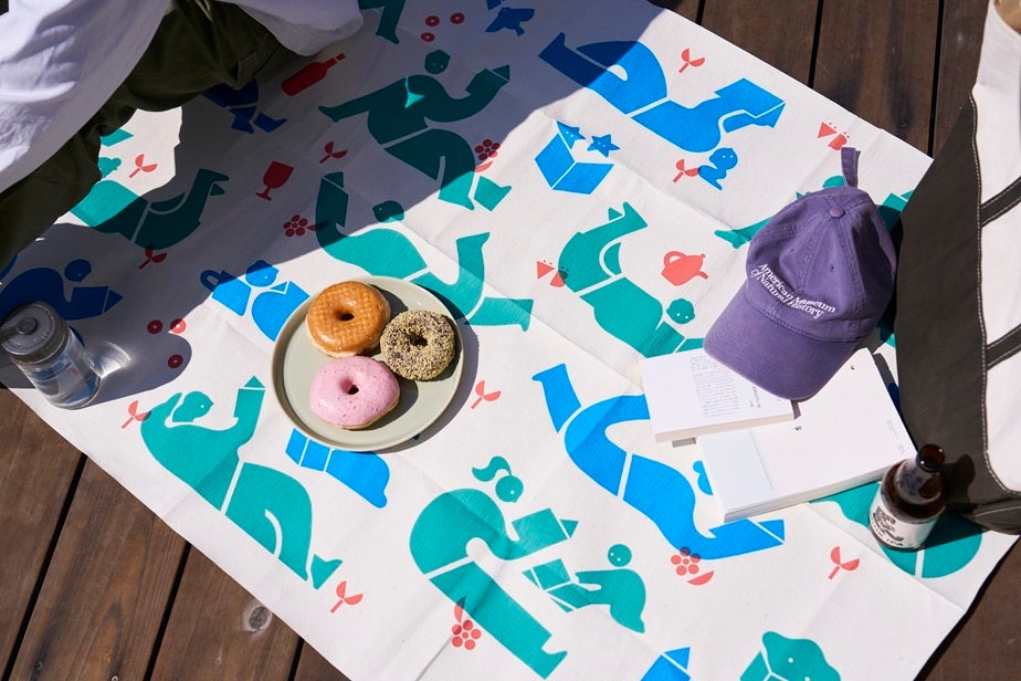 本と過ごす時間をつくる、「捨てられるはずだった本から生まれたピクニックラグ」誕生