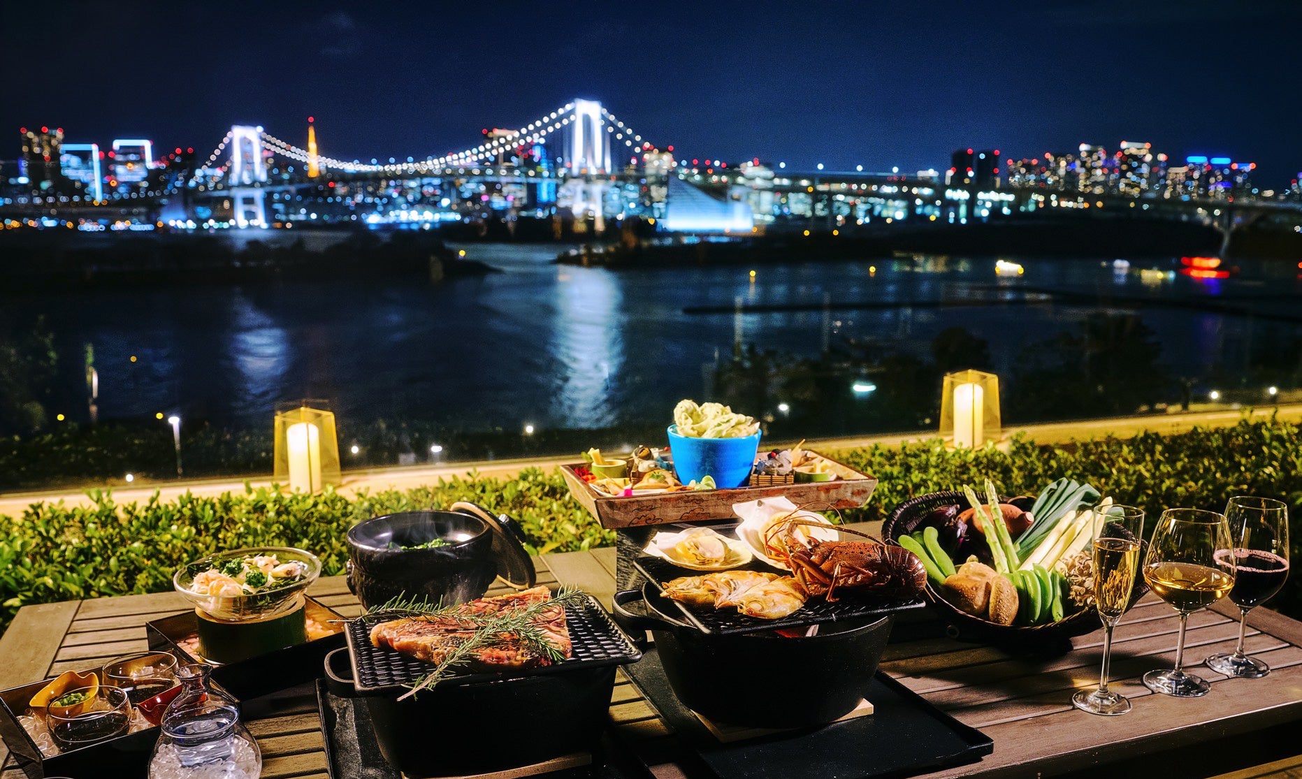 お台場 “世界最大級” の噴水「東京アクアシンフォニー」とともに 活伊勢海老やTボーンステーキを味わう　日本料理「さくら」テラス限定 炭火焼ペアコース登場