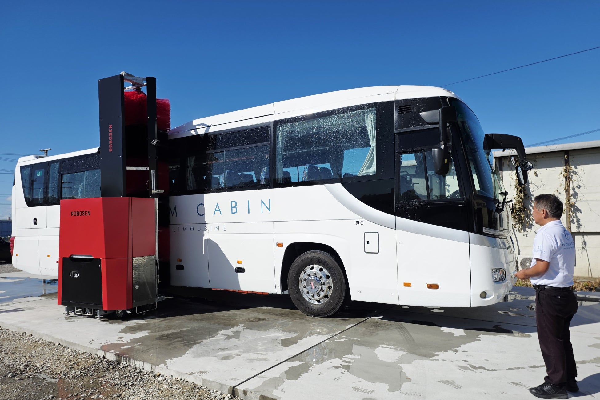 【全国初】観光バス業界に革新。沖縄のラグジュアリーバス運行「プラチナキャビン」が洗車専用超純水システム『HYPER WATER』を導入