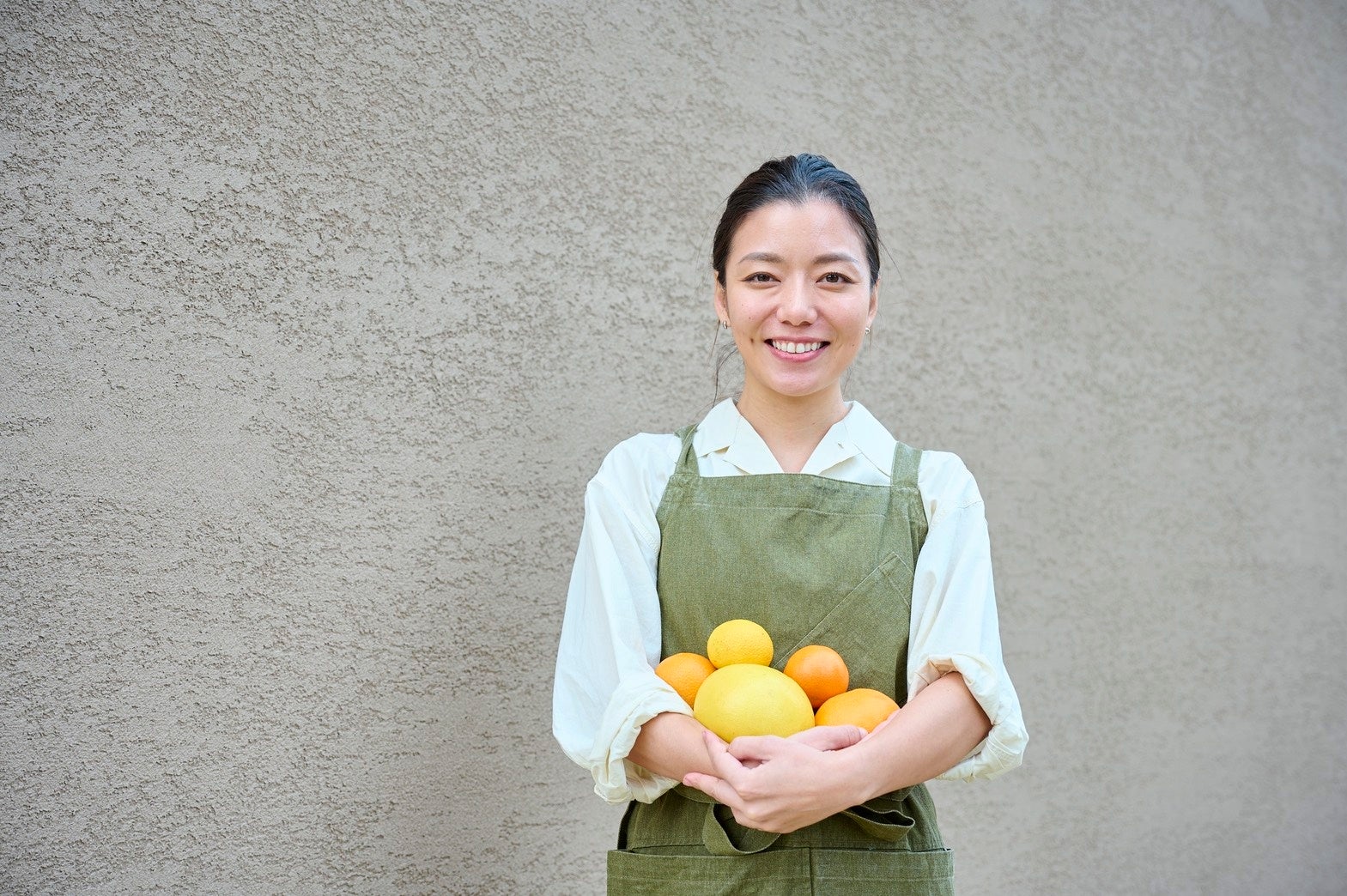 ハワイ発のアイランドフレンチ「natuRe Waikiki」のエグゼクティブシェフ兼「natuRe tokyo」クリエティブディレクターを務める⼩川苗が、⽇本航空（JAL）のビジネスクラス機内⾷を監修