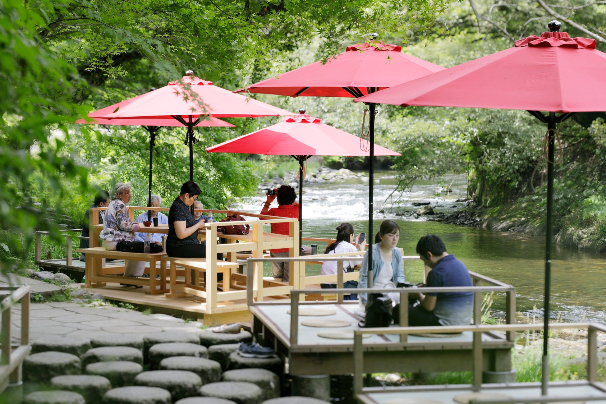 【加賀温泉郷】春の風物詩「鶴仙渓川床」4月1日オープン｜新緑と名物スイーツで楽しむ山中温泉の特別体験