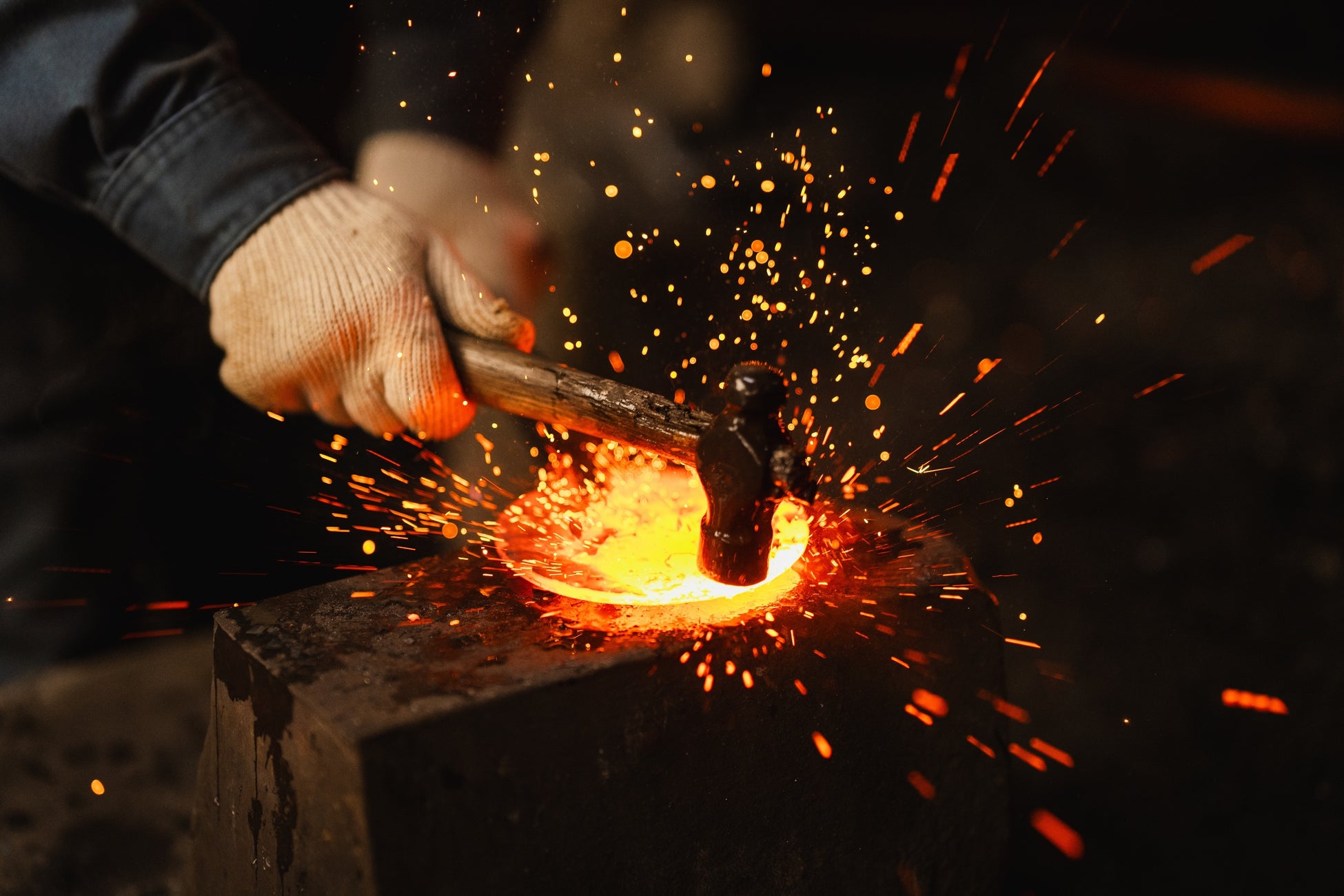 【界 玉造】出雲千年の歴史を知る、手業のひととき「神聖な鍛冶場で打つ、一生モノの鍛造トレイづくり体験」開催