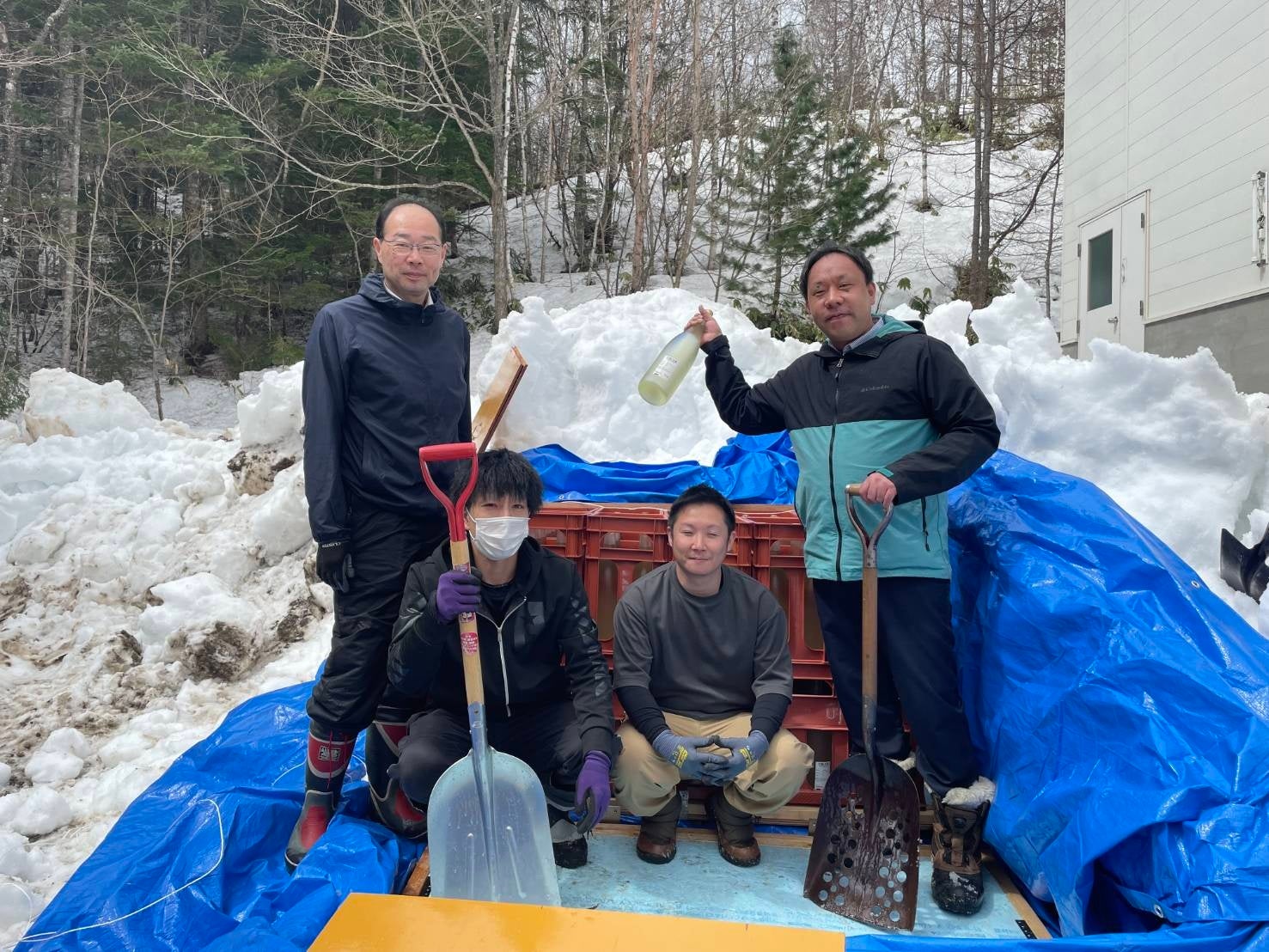 休暇村乗鞍高原、オリジナルの雪中埋蔵酒「雪原の華」4月3日に掘り出し　～外気－１０℃の中で行う掘り出し作業！天然の冷蔵庫で熟成させた雪中埋蔵酒はゴールデンウィーク頃から休暇村で味わえます～