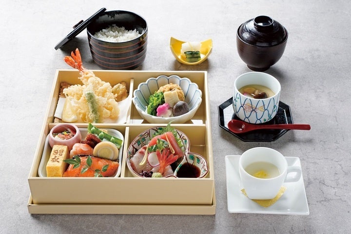 【明治記念館】鮨・天麩羅・鉄板焼「羽衣」では、平日ランチ限定で団体旅行や訪日ツアーなどに最適な「季節の四つ切り弁当膳」をご提供。旬の味覚を詰め込んだ内容で、短時間でも満足度の高い食事を楽しめます。