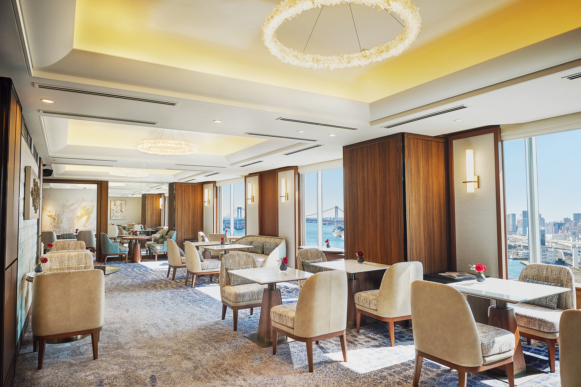 東京湾を望む「クラブインターコンチネンタルラウンジ」が装いを新たにリニューアルオープン