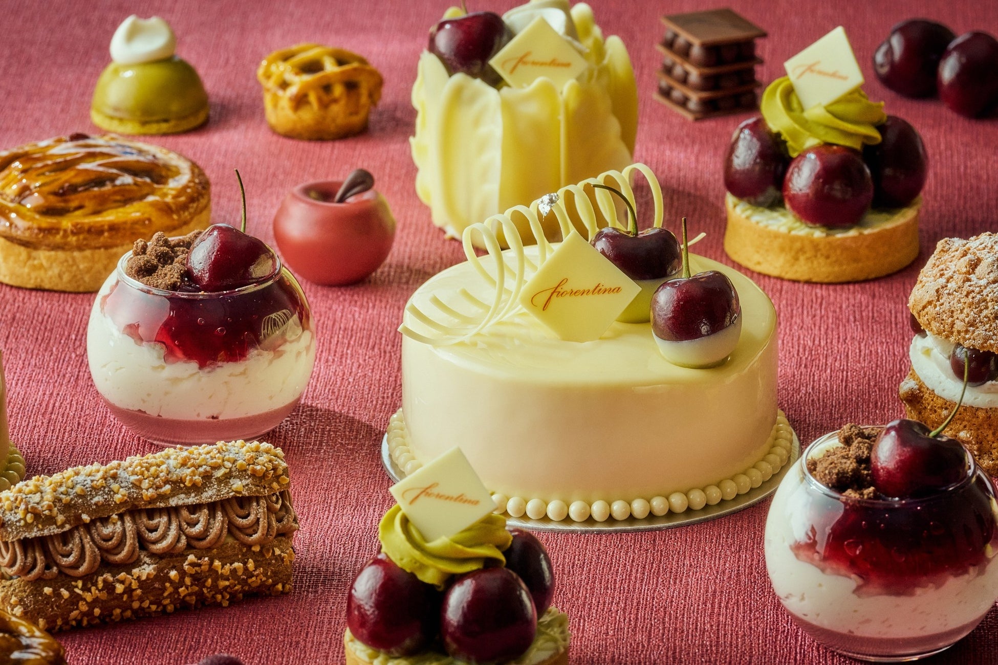 チェリーの甘酸っぱさとミルキーな味わいが重なり合うグラススイーツやドライチェリーを混ぜ込んで焼き上げるサックリ食感のクロワッサンが登場初夏を楽しむ「チェリースイーツ＆ブレッド コレクション」