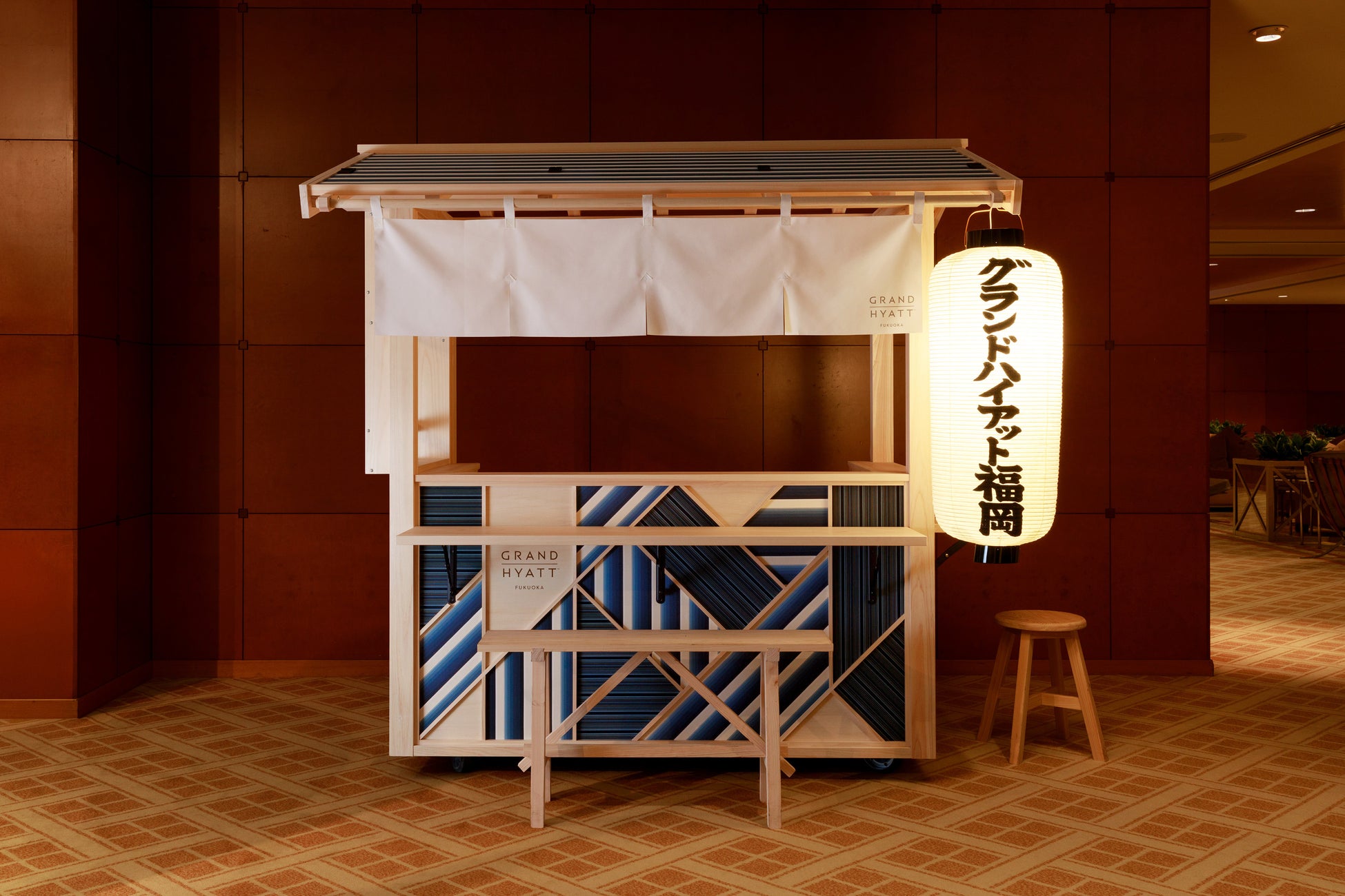 福岡の屋台文化を宴会体験に。開業30周年を記念し、福岡の伝統工芸「小倉織」を取り入れた新デザインのオリジナル屋台が誕生