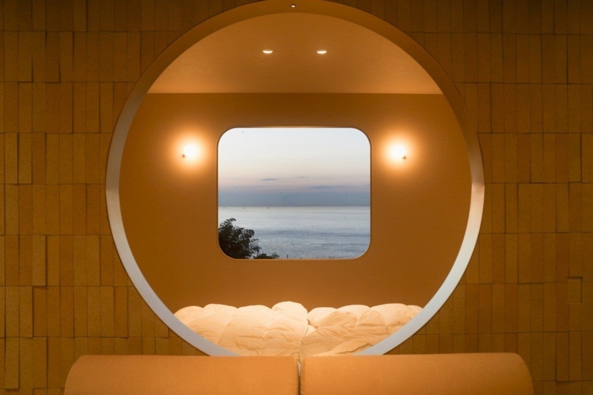 淡路島西海岸の丘の上に、食・空間・体験を重ねたリトリート型オーベルジュ「Over the MOON」が2026年3月28日（土）グランドオープン