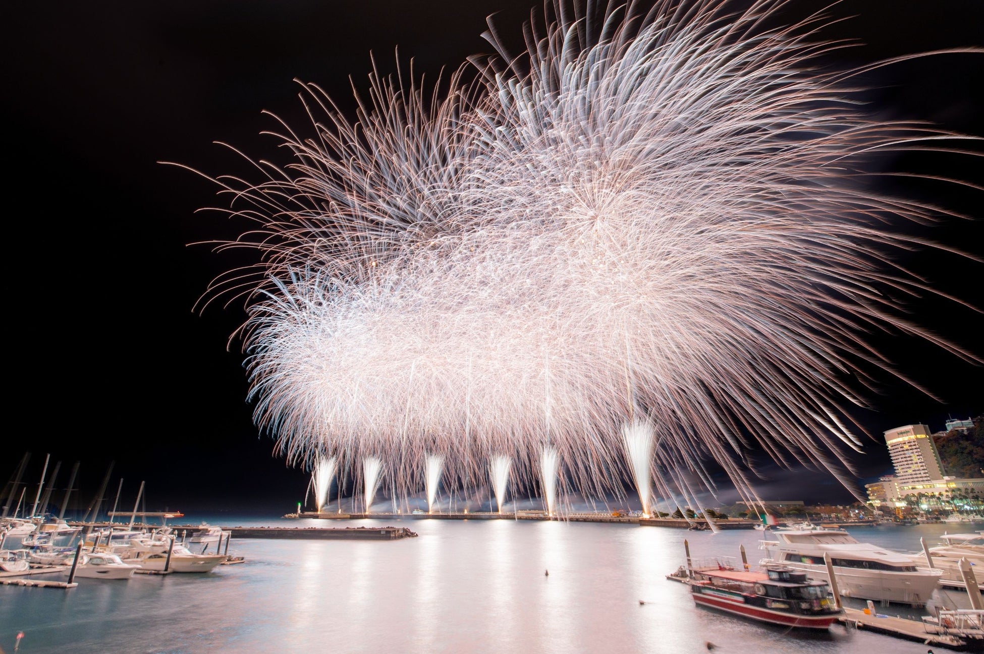 4月より令和8年度熱海海上花火大会が始まります！次回は4月26日（日）特等席確約の送迎付きプランの販売中。
