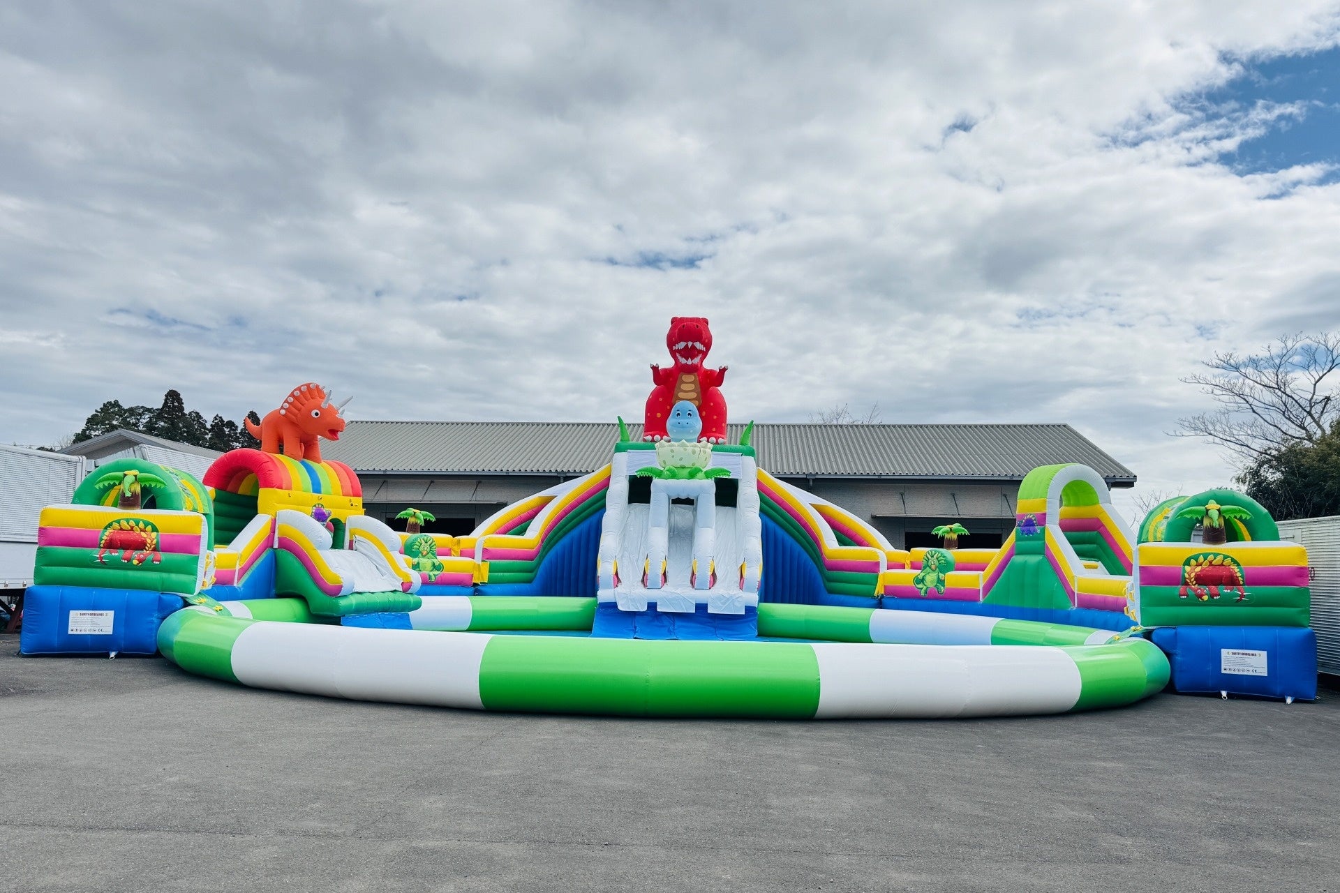 【夏休みイベント集客に】超大型ウォータープール2種のレンタル受付を開始 ー恐竜・ペンギンなど多彩なデザイン