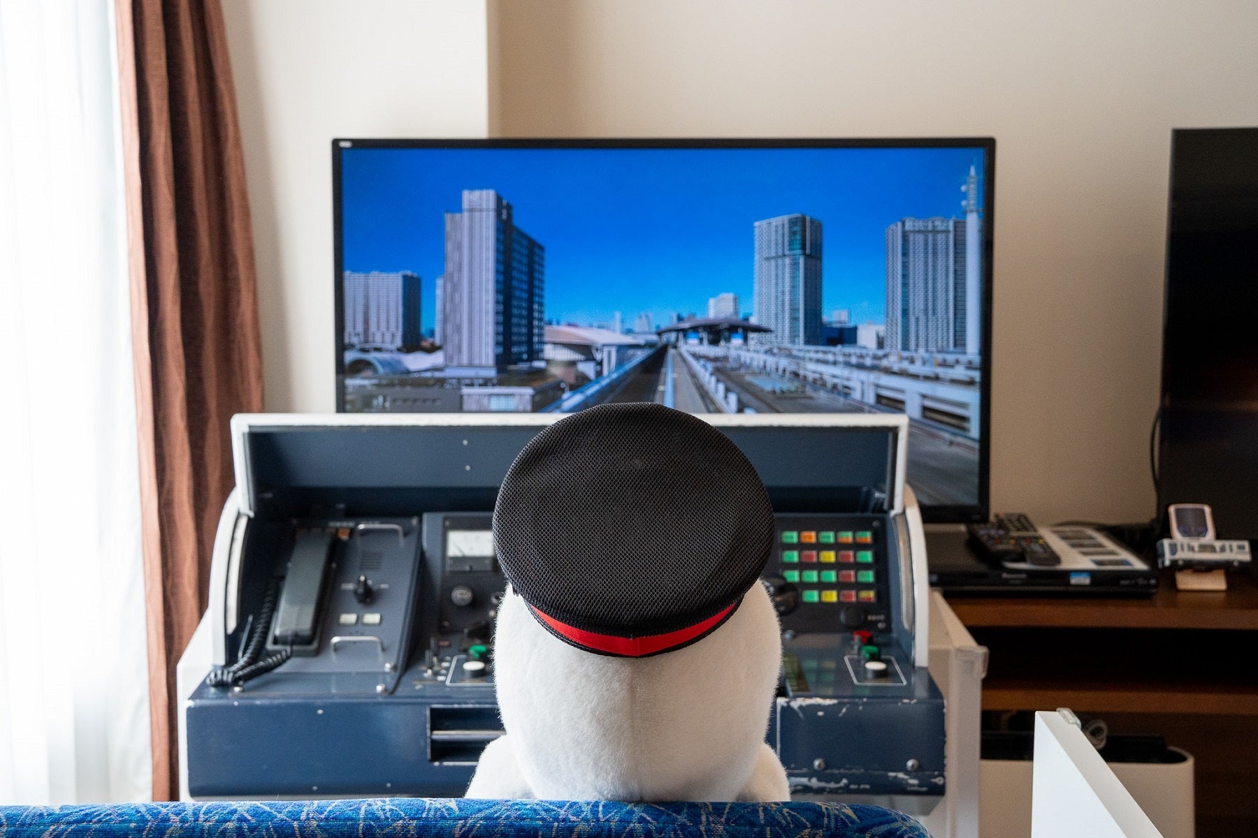 【東京ベイ有明ワシントンホテル】引退車両の運転台を客室内に設置した特別宿泊プラン「ゆりかもめ30周年記念コラボルーム」　好評につき宿泊期間を5月5日（火・祝）まで延長！