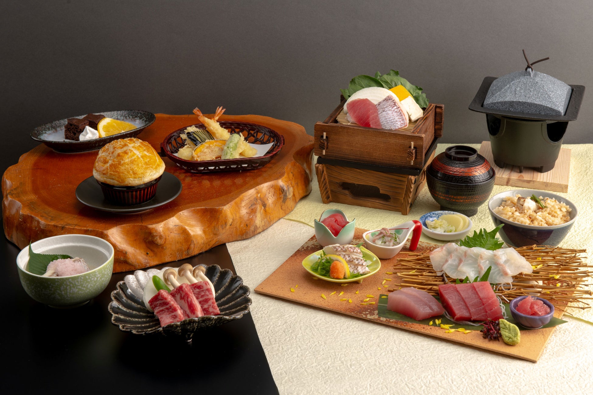 春を告げる旬魚“桜鯛”と南紀特産の“生まぐろ”を使用した季節限定会席　この時期・この場所でしか味わえない南紀の味覚をぜひ！　熊野川を見下ろす新宮城では桜が見頃を迎えます