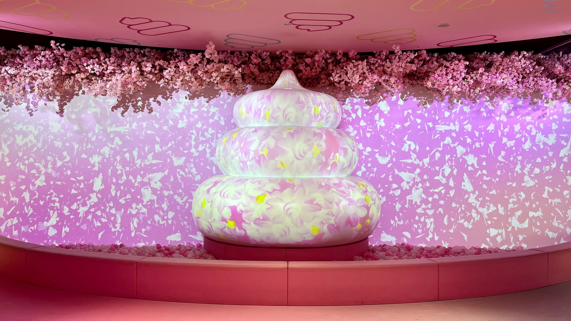 うんこミュージアム TOKYO・NAGOYAに新コンテンツ登場！巨大うんこの背後からも、うんこが流れ落ちる『うんこの滝』