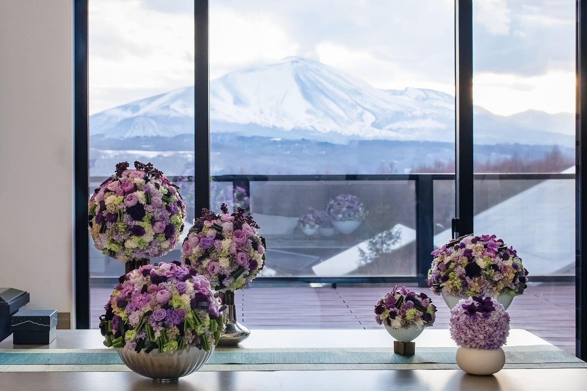 ニコライ・バーグマンがあさま空山望に描く開業5周年の幕開け　浅間山の自然と共鳴する本人制作のフラワーインスタレーションを公開