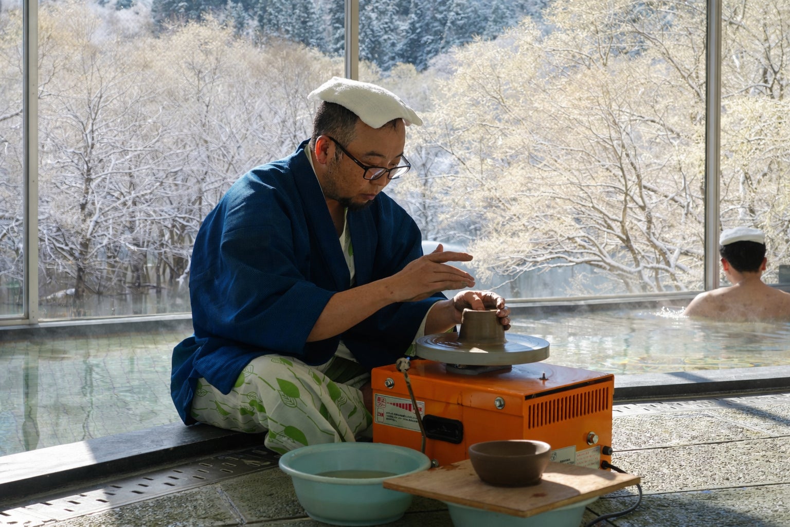 【山形・置賜】貸切浴室の中で陶芸体験！？絶景『白川湖 白の水没林』を望みながら作る唯一無二の陶芸体験！