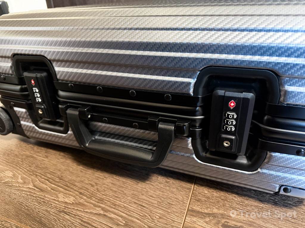 【正直レビュー】MVST TREVA アルミスーツケース(ガンメタル)を使ってみた|6万円台の実力は?