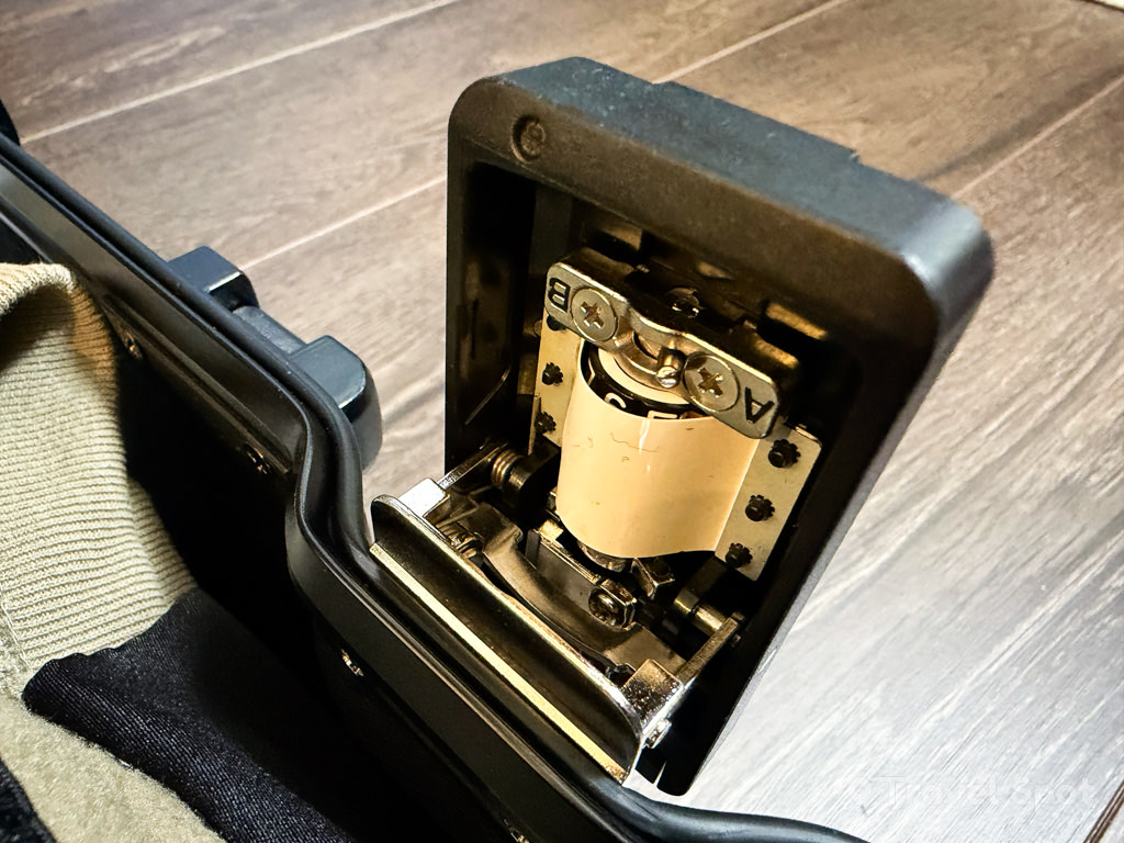 【正直レビュー】MVST TREVA アルミスーツケース(ガンメタル)を使ってみた|6万円台の実力は?