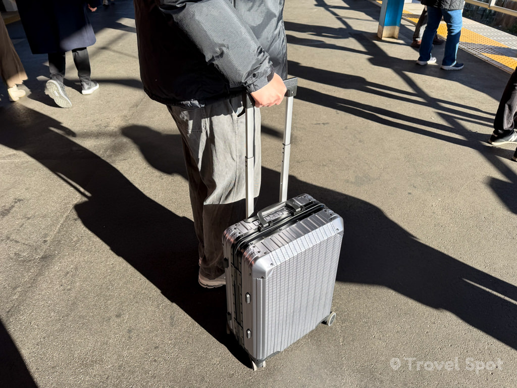 【正直レビュー】MVST TREVA アルミスーツケース(ガンメタル)を使ってみた|6万円台の実力は?